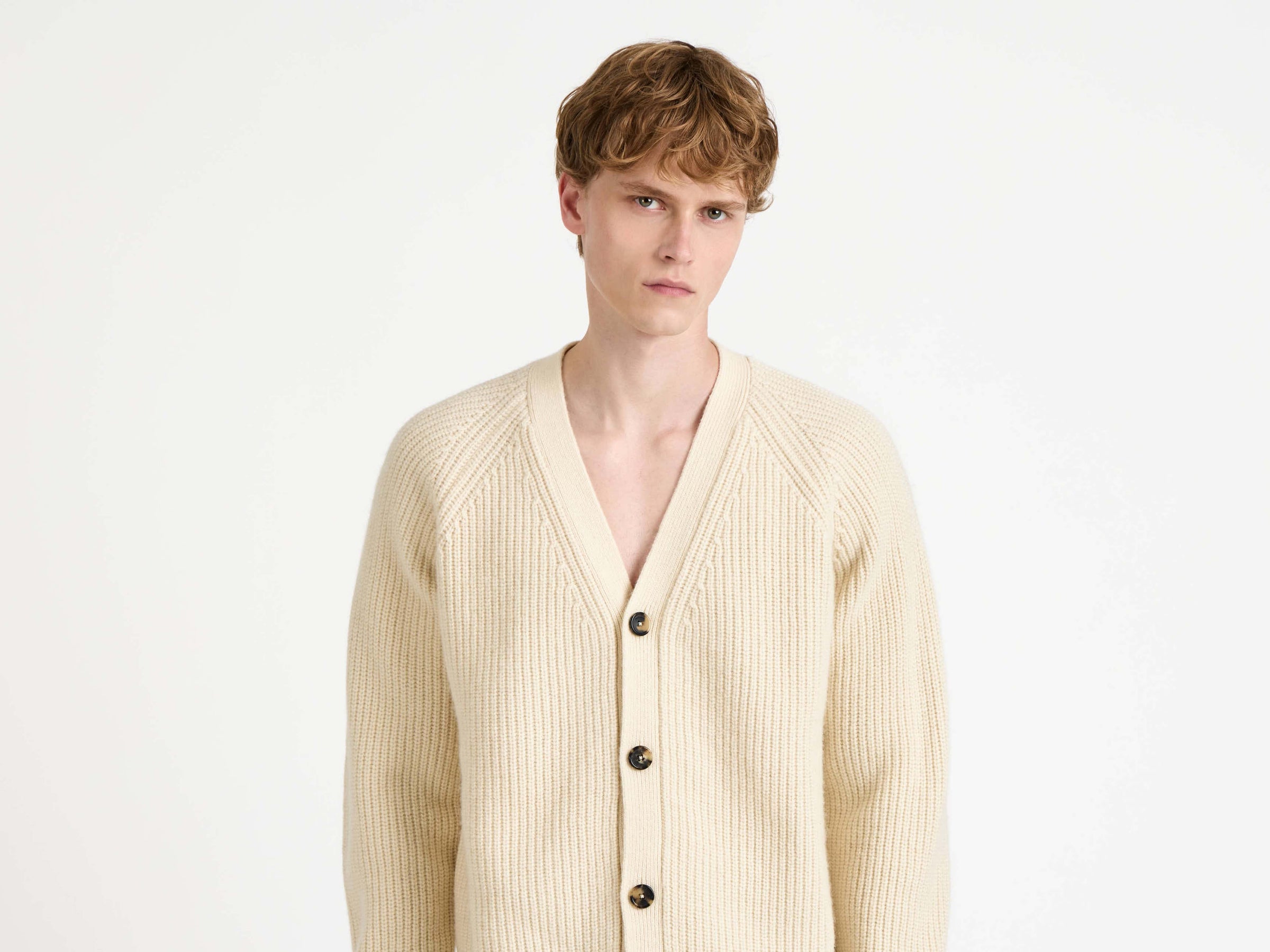 v neck cardigan ivory Model Detail 4