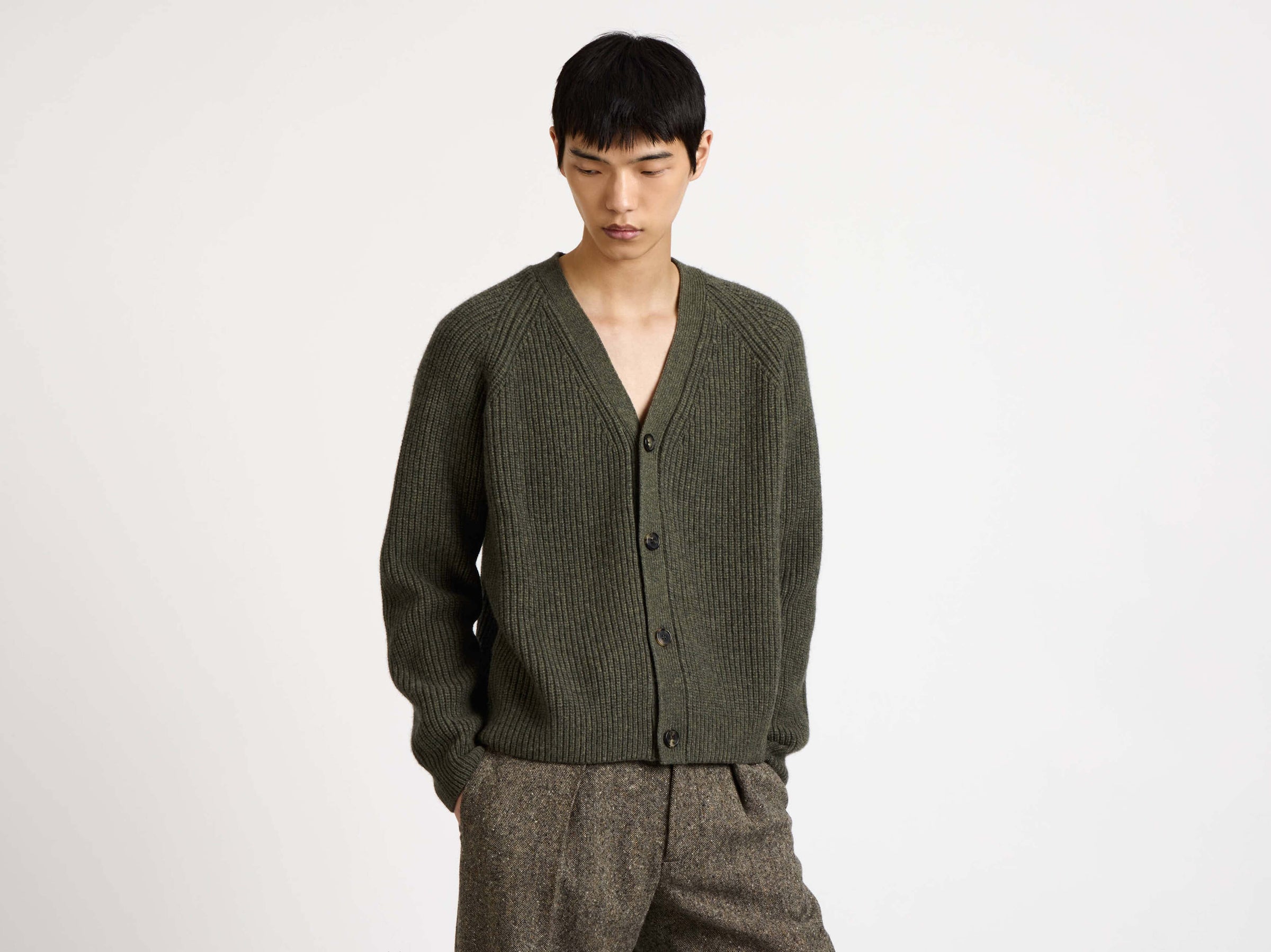 v neck cardigan hunter green Model Detail 5