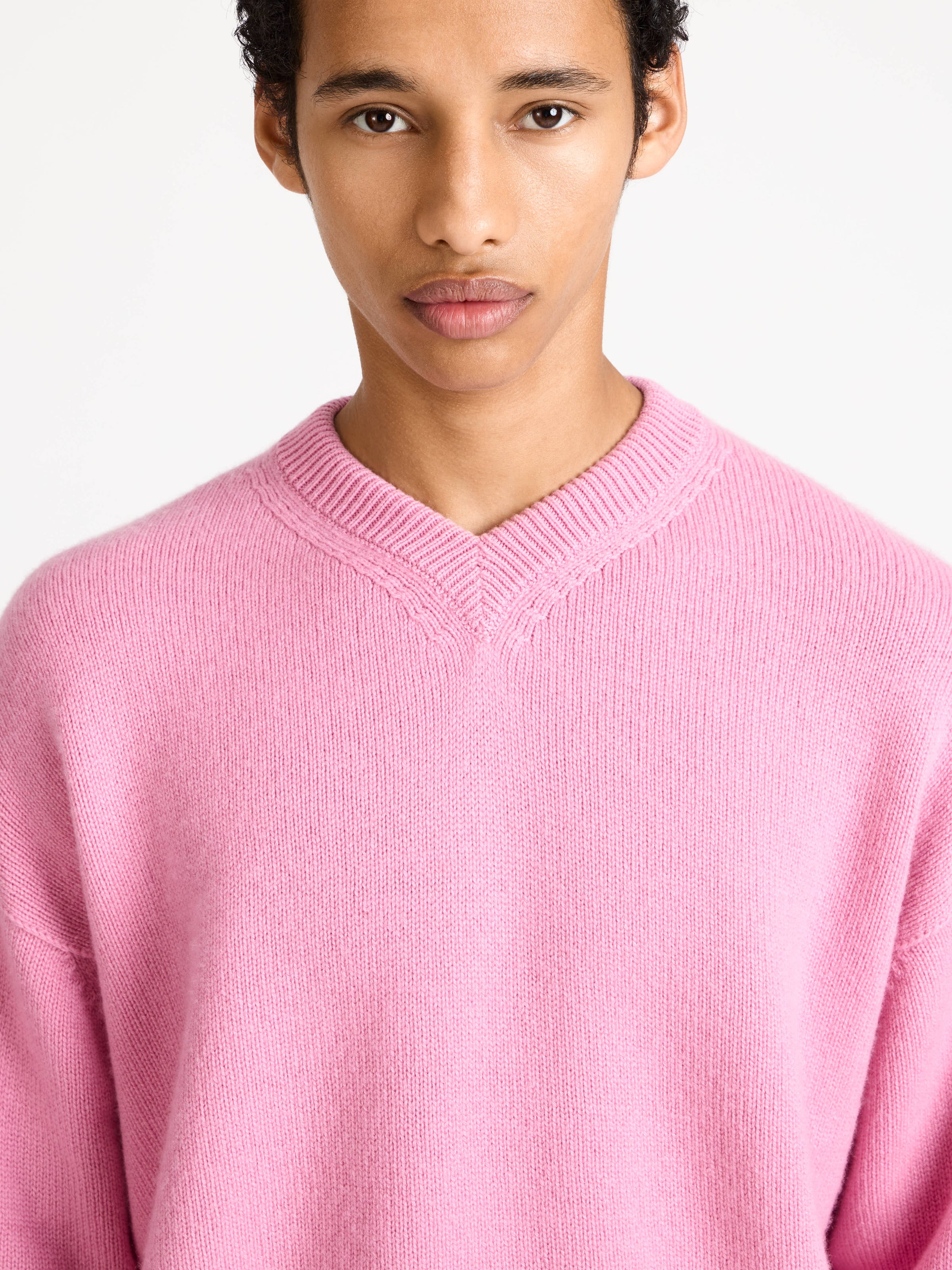v neck jumper bubblegum 1 Model Detail 8