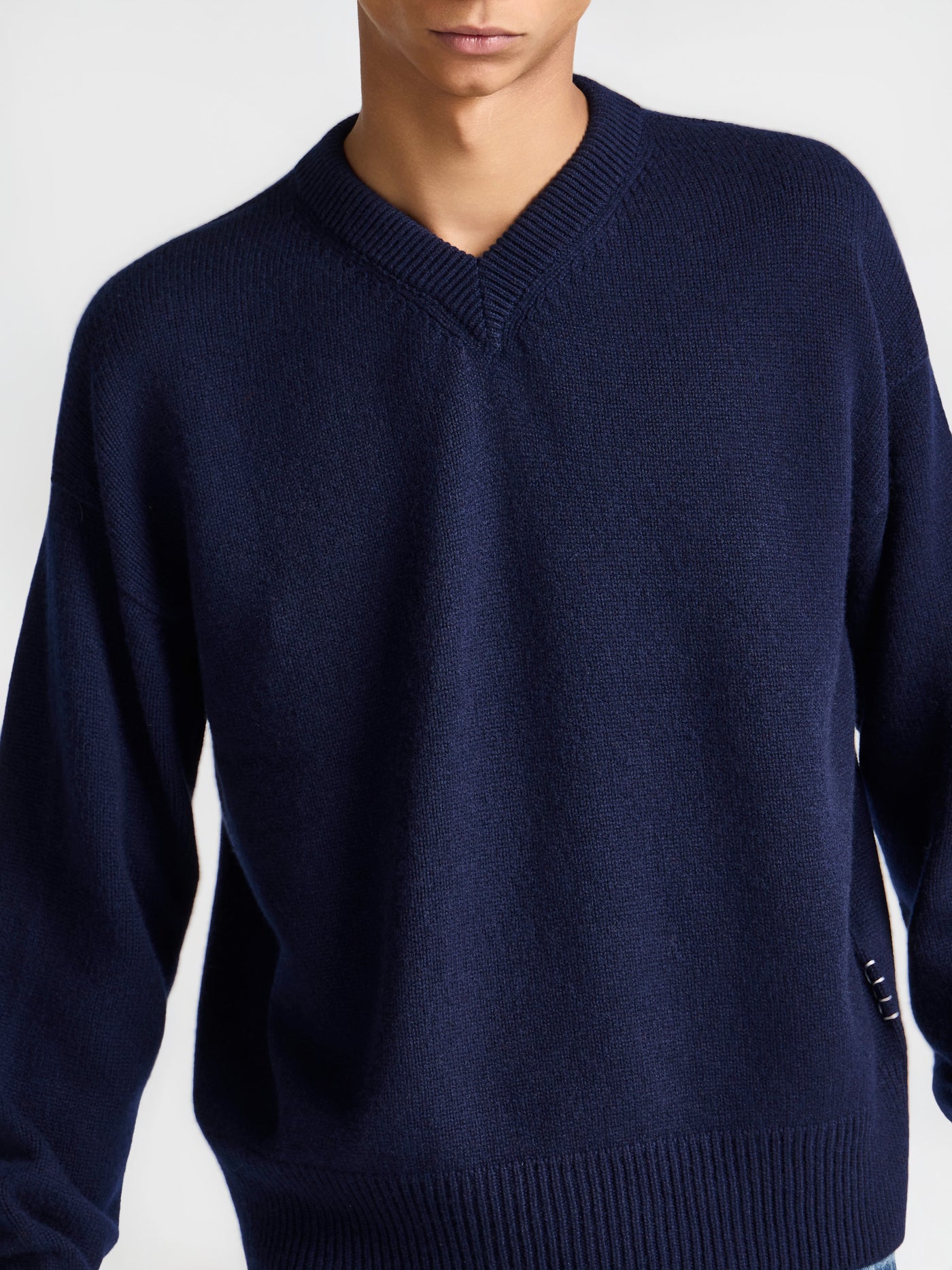 MENS V-NECK CASHMERE JUMPER IN NAVY