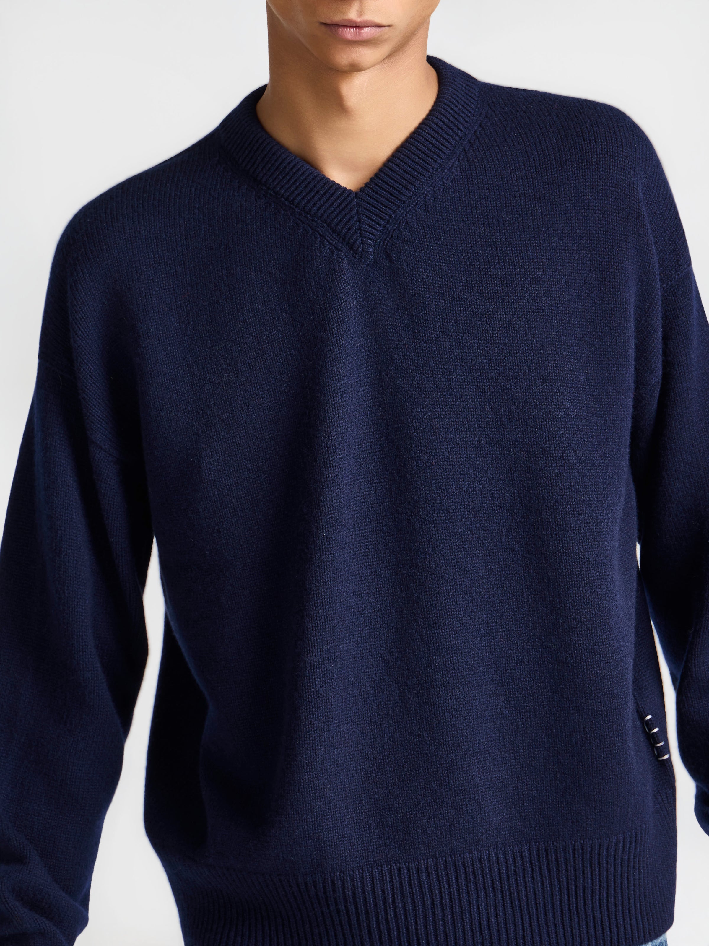 MENS V-NECK CASHMERE JUMPER IN NAVY