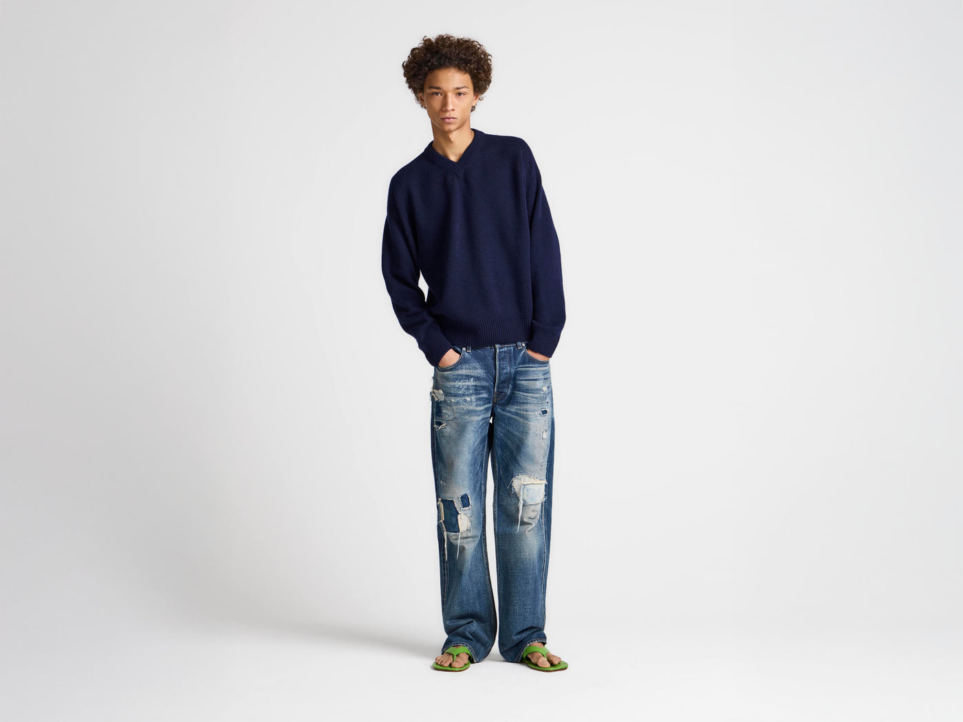 MENS V-NECK CASHMERE JUMPER IN NAVY