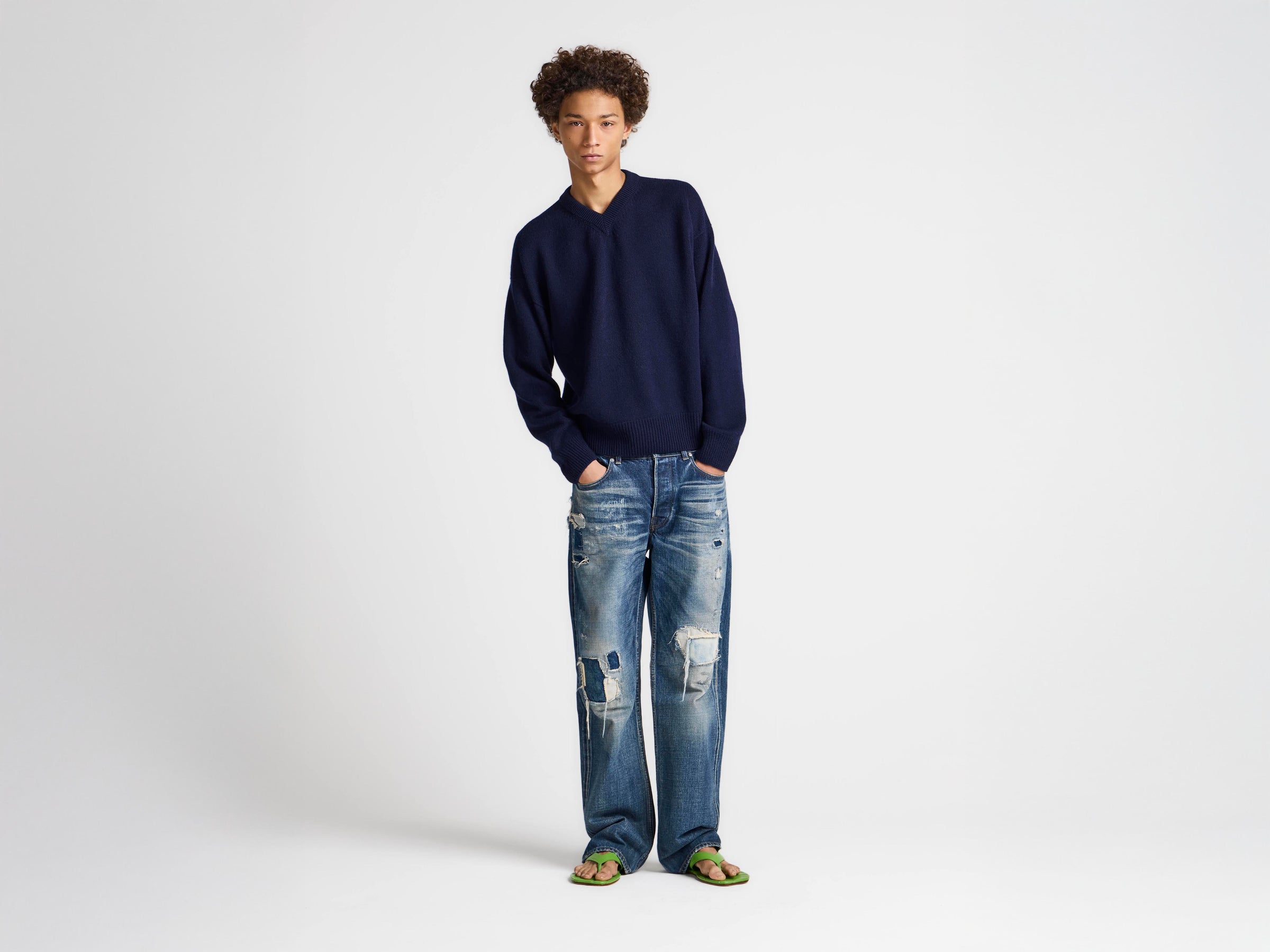 MENS V-NECK CASHMERE JUMPER IN NAVY