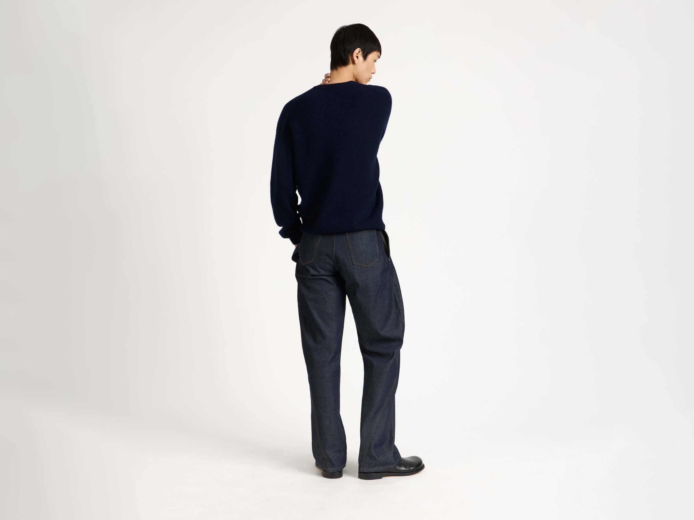 V-NECK CASHMERE JUMPER IN NAVY