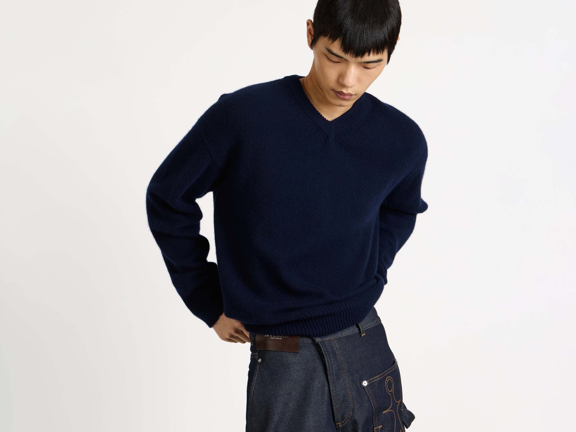 V-NECK CASHMERE JUMPER IN NAVY