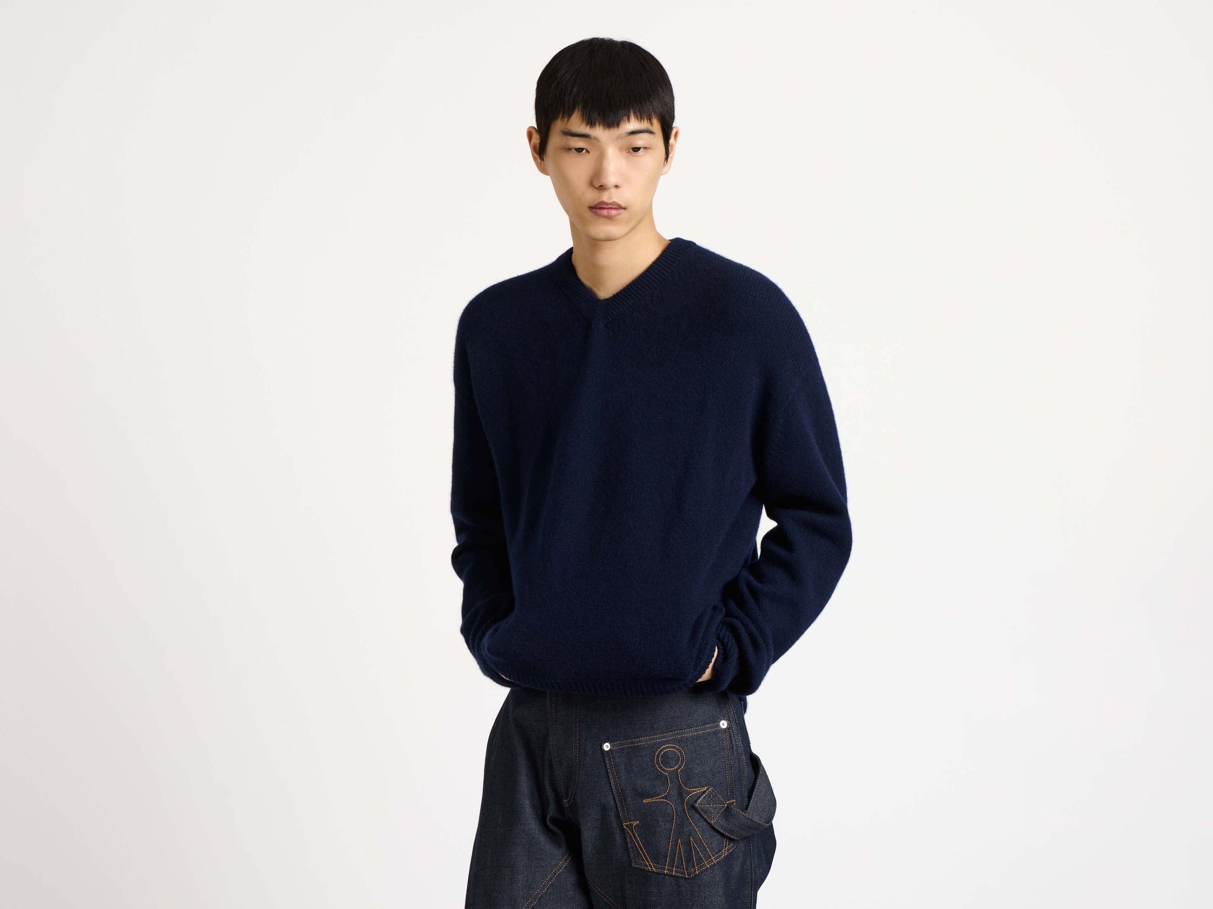 V-NECK CASHMERE JUMPER IN NAVY
