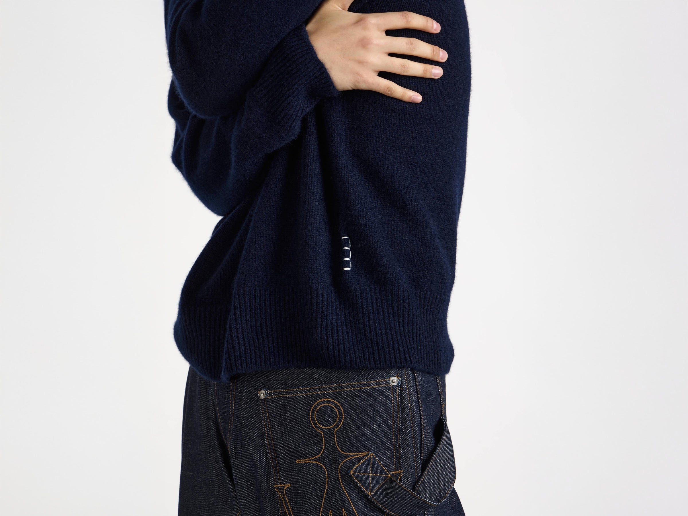 V-NECK CASHMERE JUMPER IN NAVY