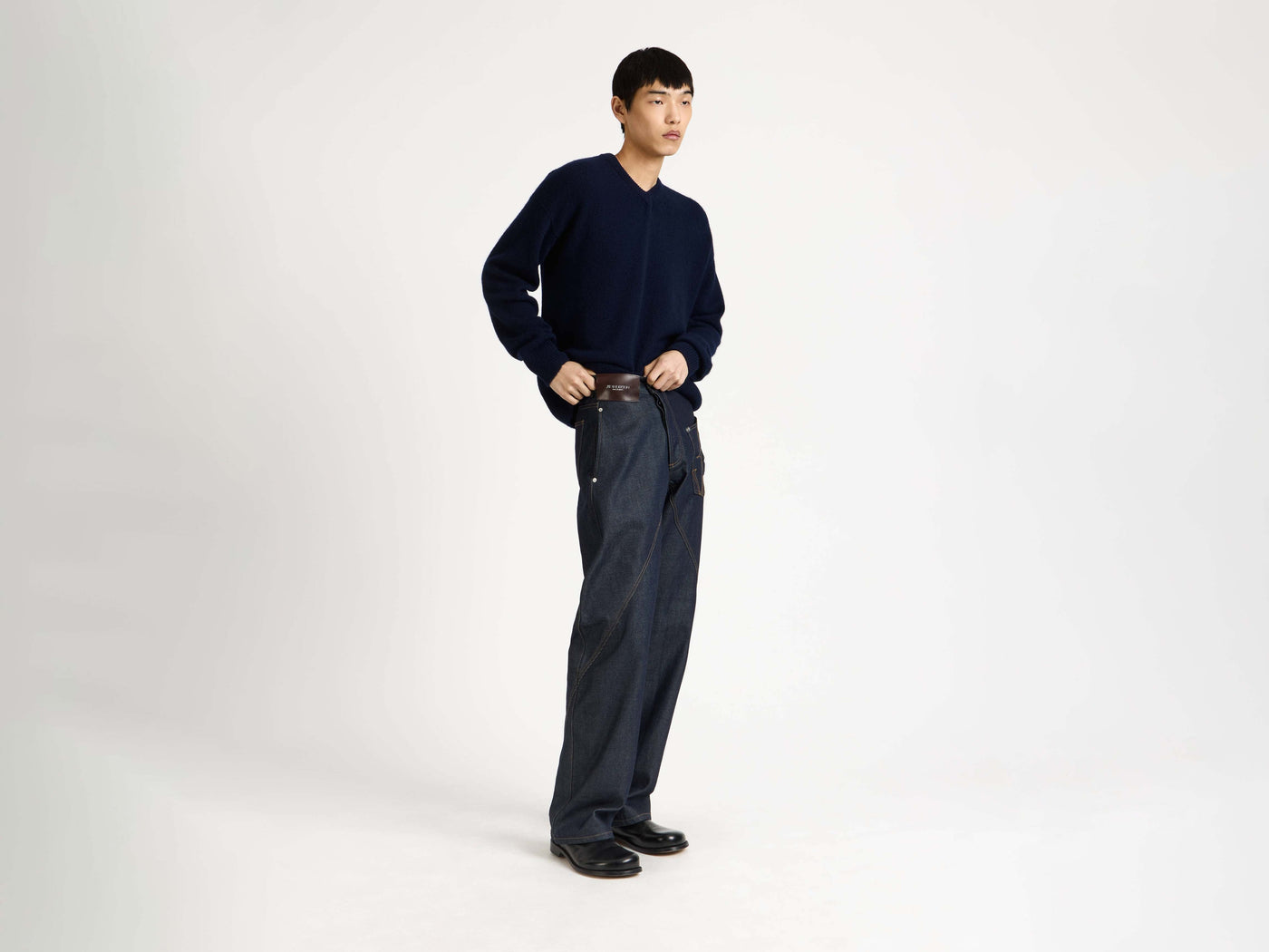 V-NECK CASHMERE JUMPER IN NAVY