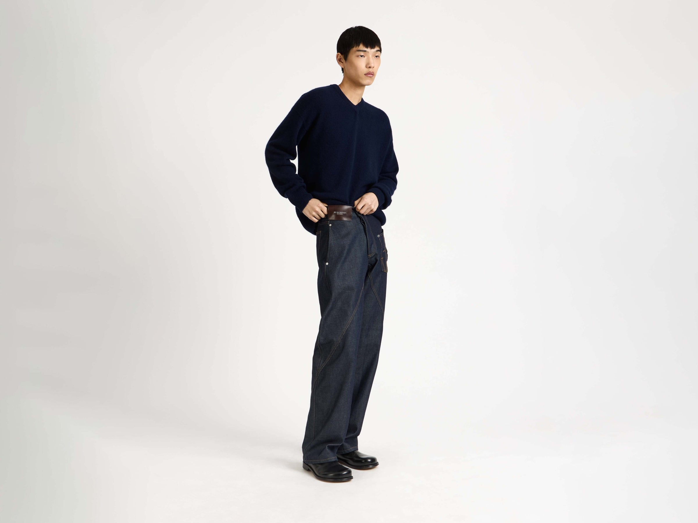 V-NECK CASHMERE JUMPER IN NAVY