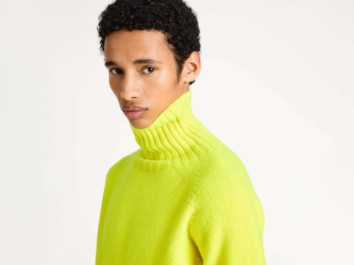 turtle neck jumper neon yellow Model Detail 4