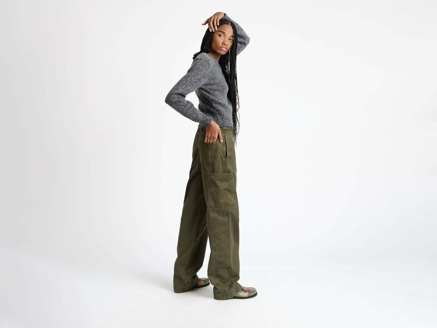EMBROIDERED CREW NECK JUMPER IN CHARCOAL MELANGE