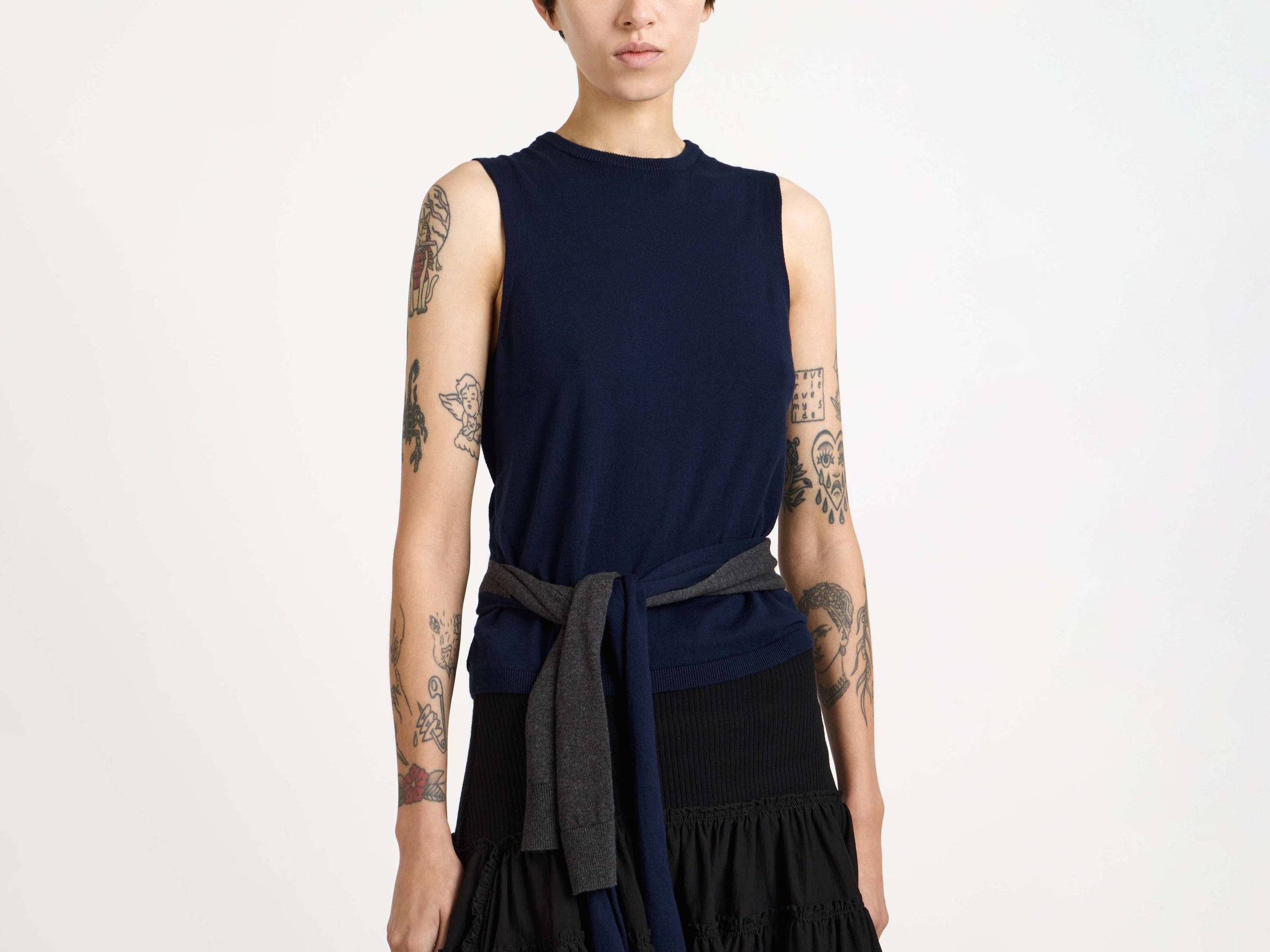 waist tie tank top navy Model Detail 3