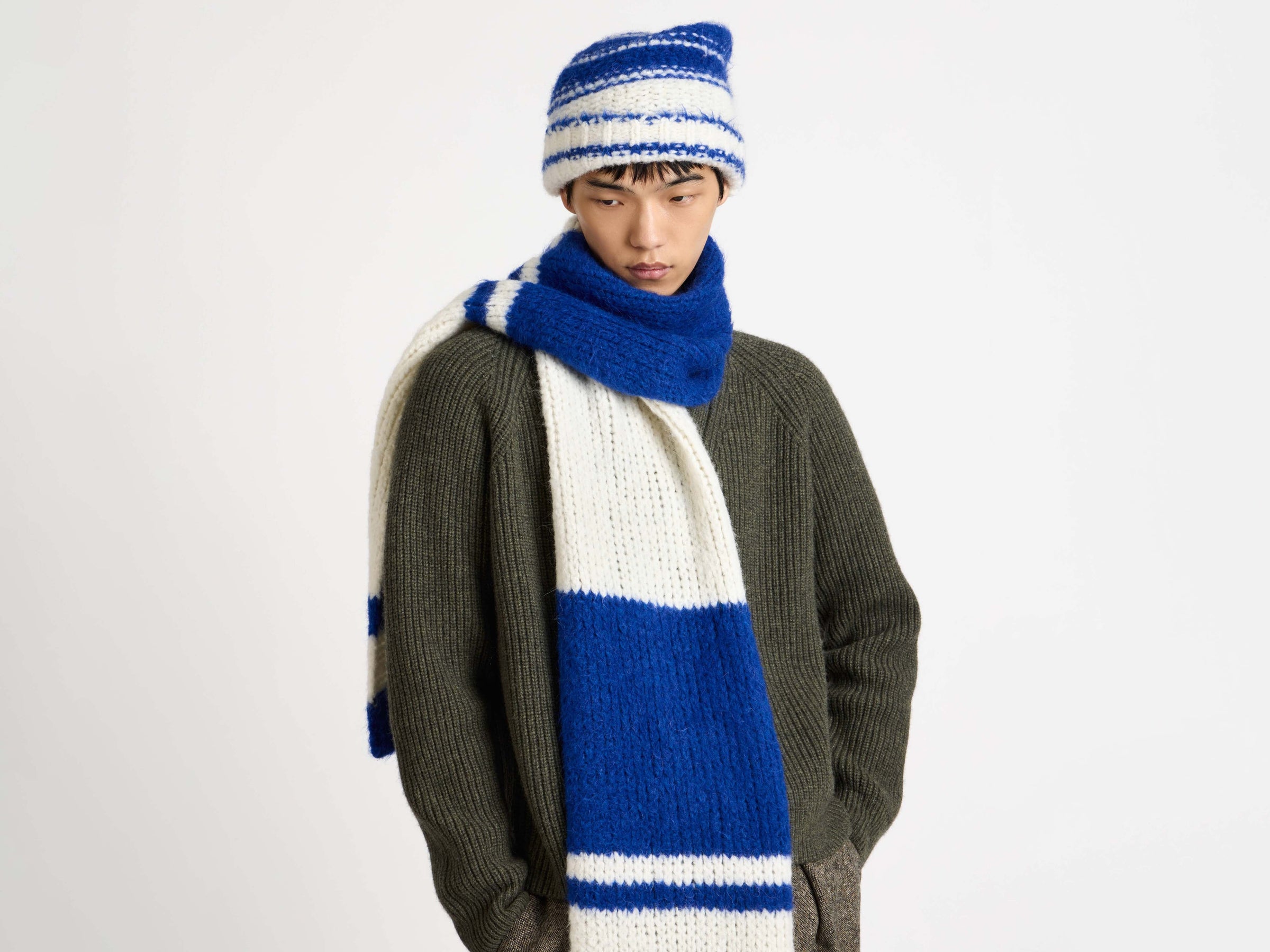 stripe beanie royal blue Model Detail 1
