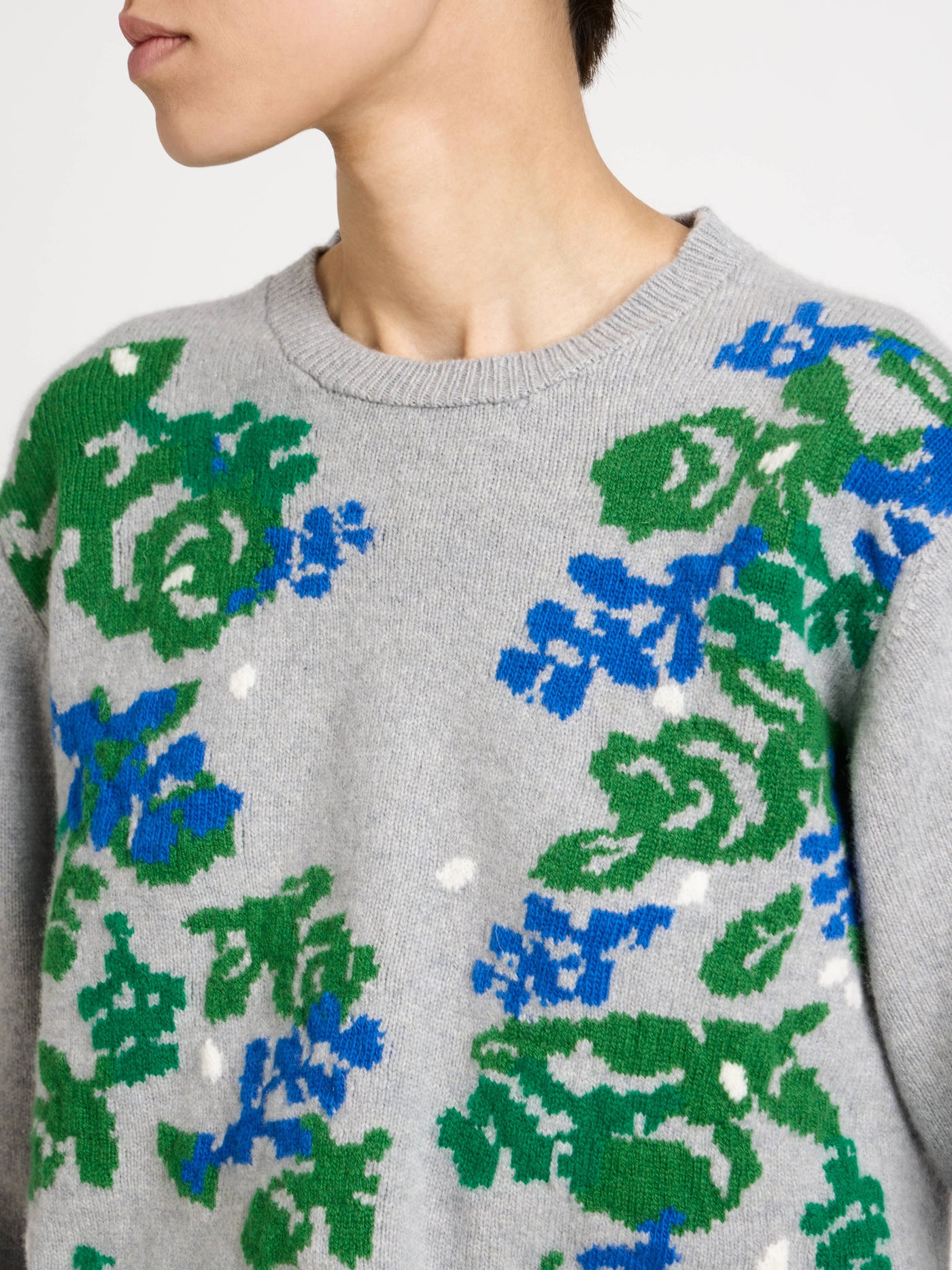 jwa x pringle floral crew mid grey melange Model Front 4