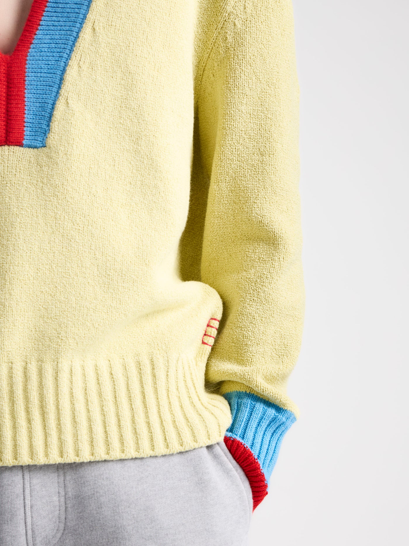 MENS CONTRAST TRIM JUMPER IN MAIZE