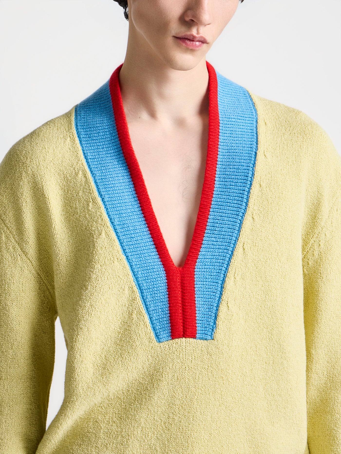 MENS CONTRAST TRIM JUMPER IN MAIZE