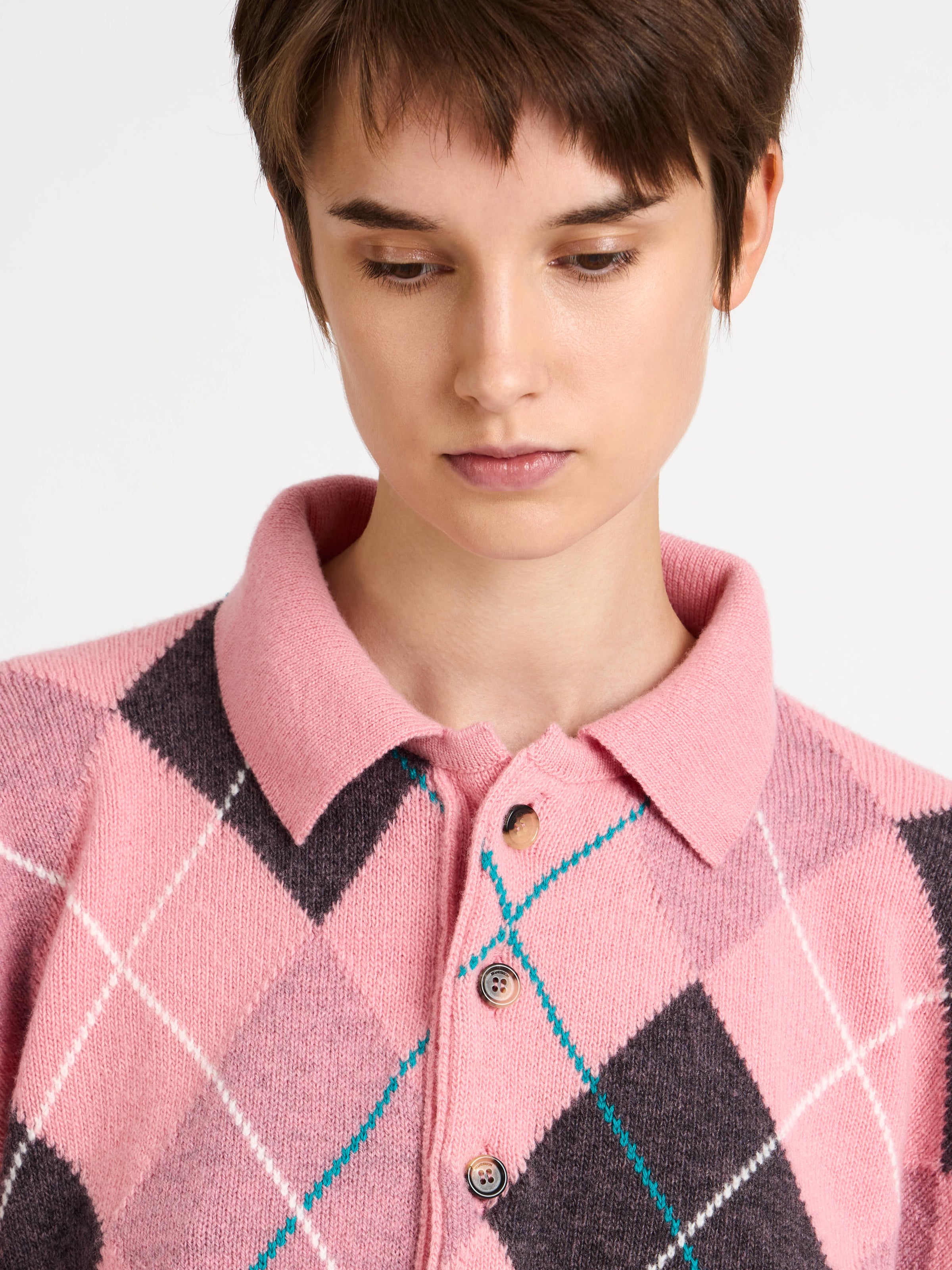 jwa x pringle polo bubblegum 1 Model Detail 4