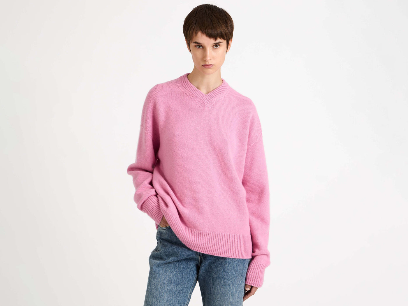 v neck jumper bubblegum Model Detail 3