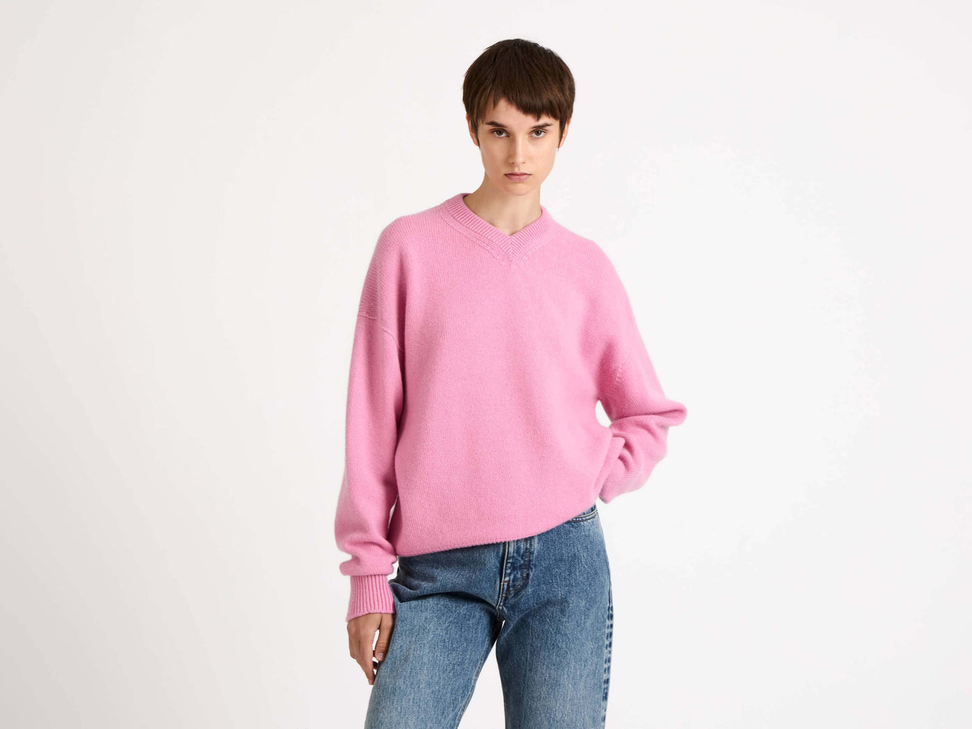v neck jumper bubblegum Model Detail 4