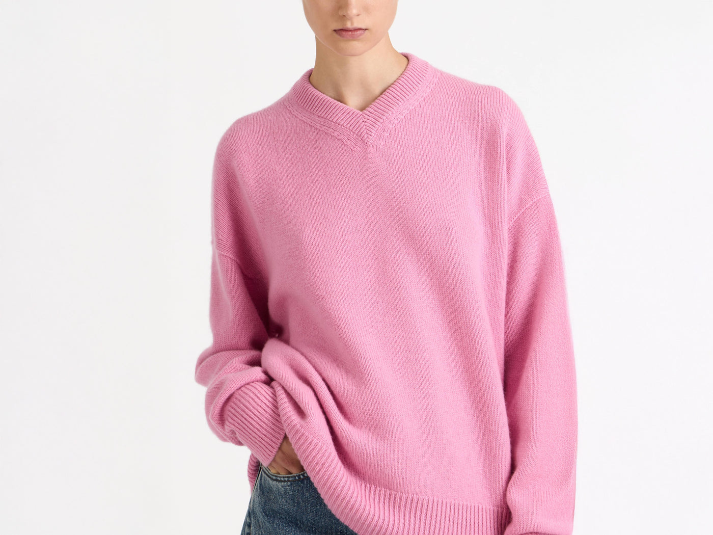 v neck jumper bubblegum Model Detail 5