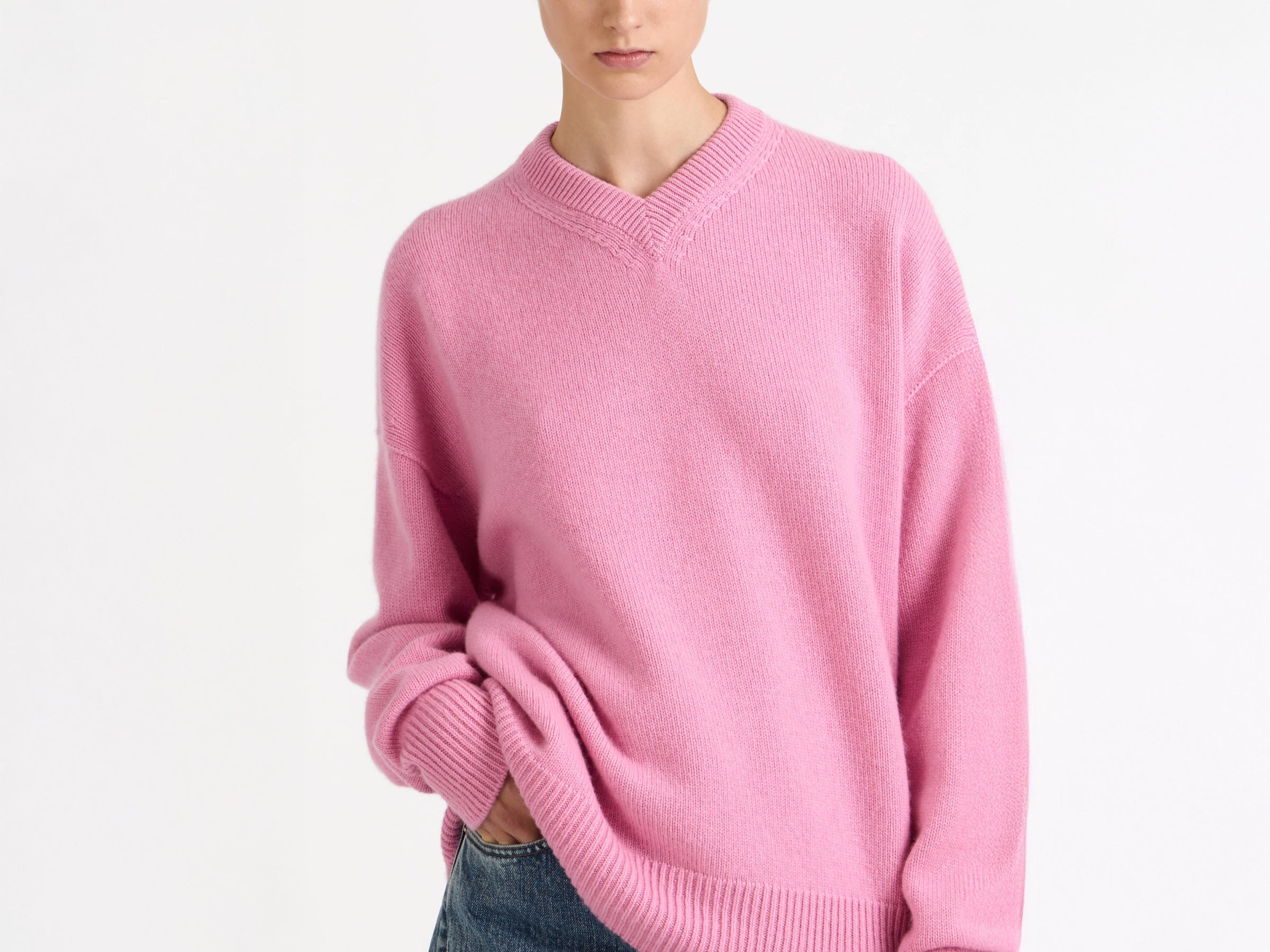 v neck jumper bubblegum Model Detail 5