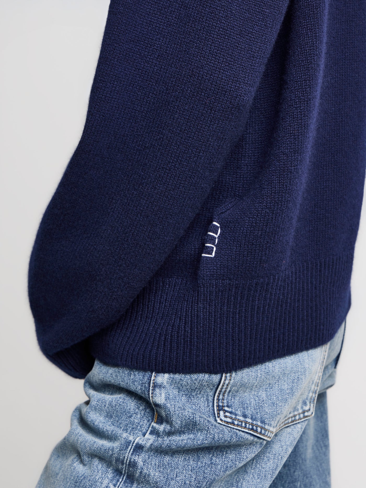 WOMENS V-NECK CASHMERE JUMPER IN NAVY