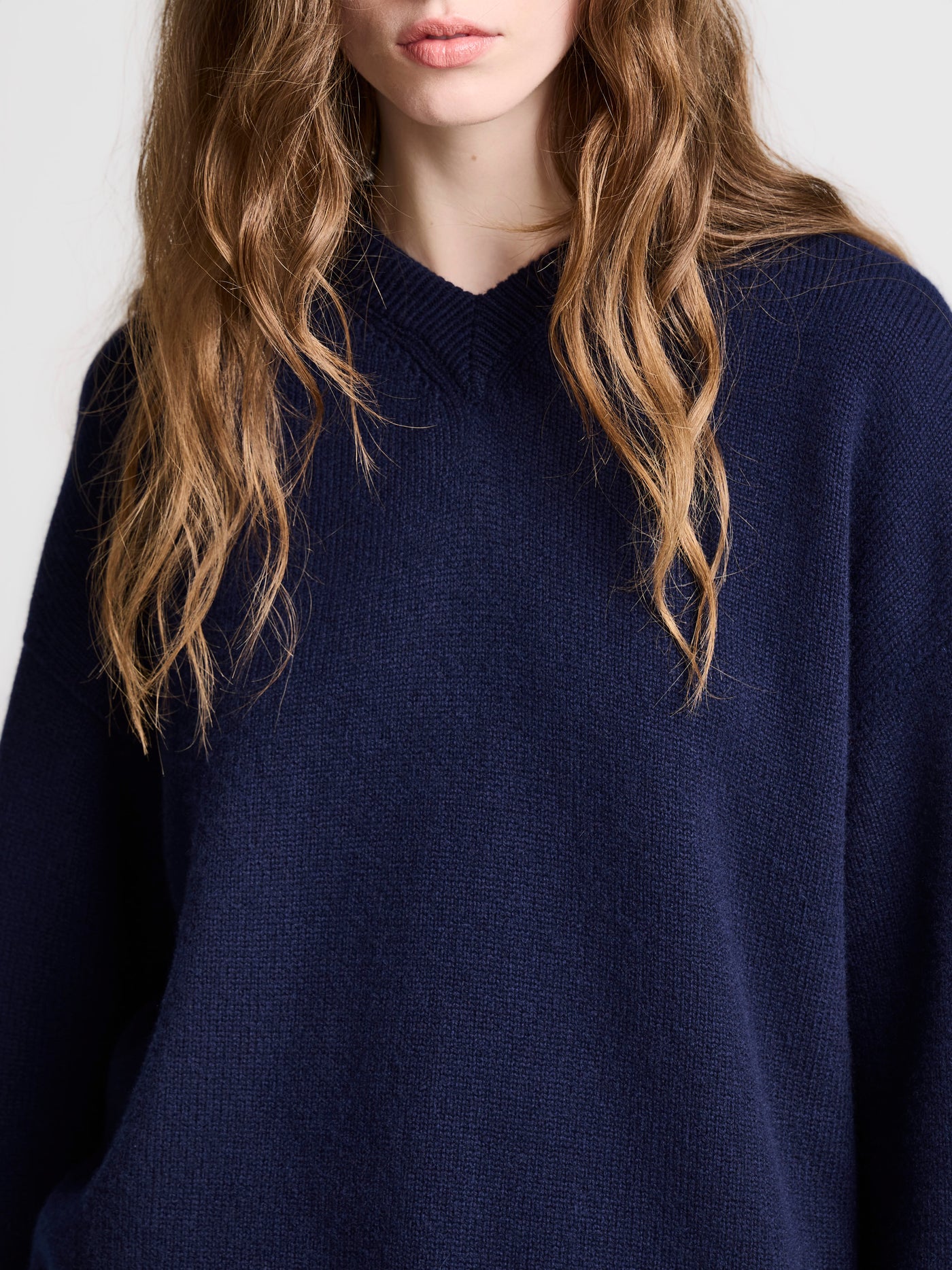 WOMENS V-NECK CASHMERE JUMPER IN NAVY