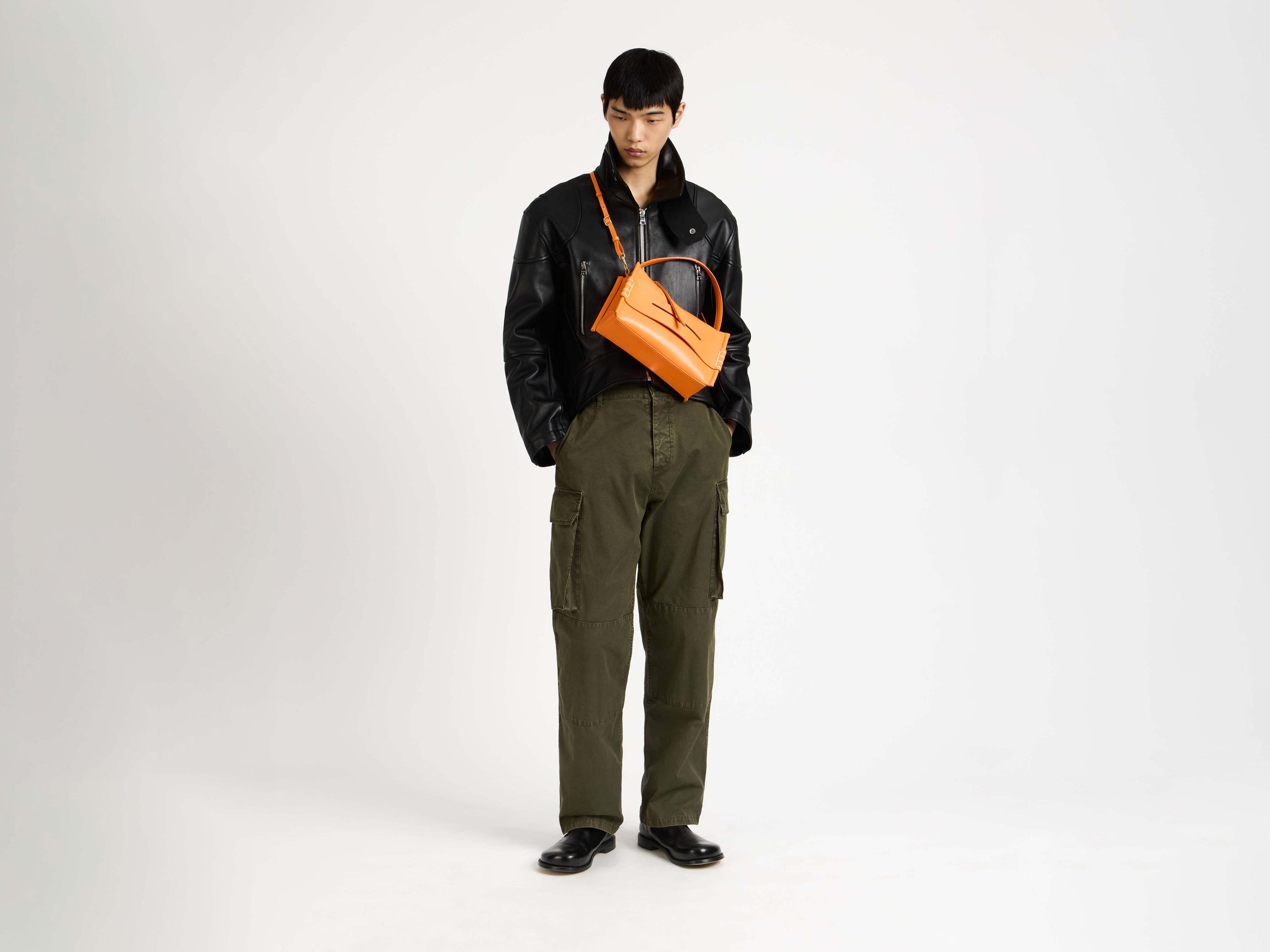 MENS CURVED HEM CROPPED JACKET IN BLACK