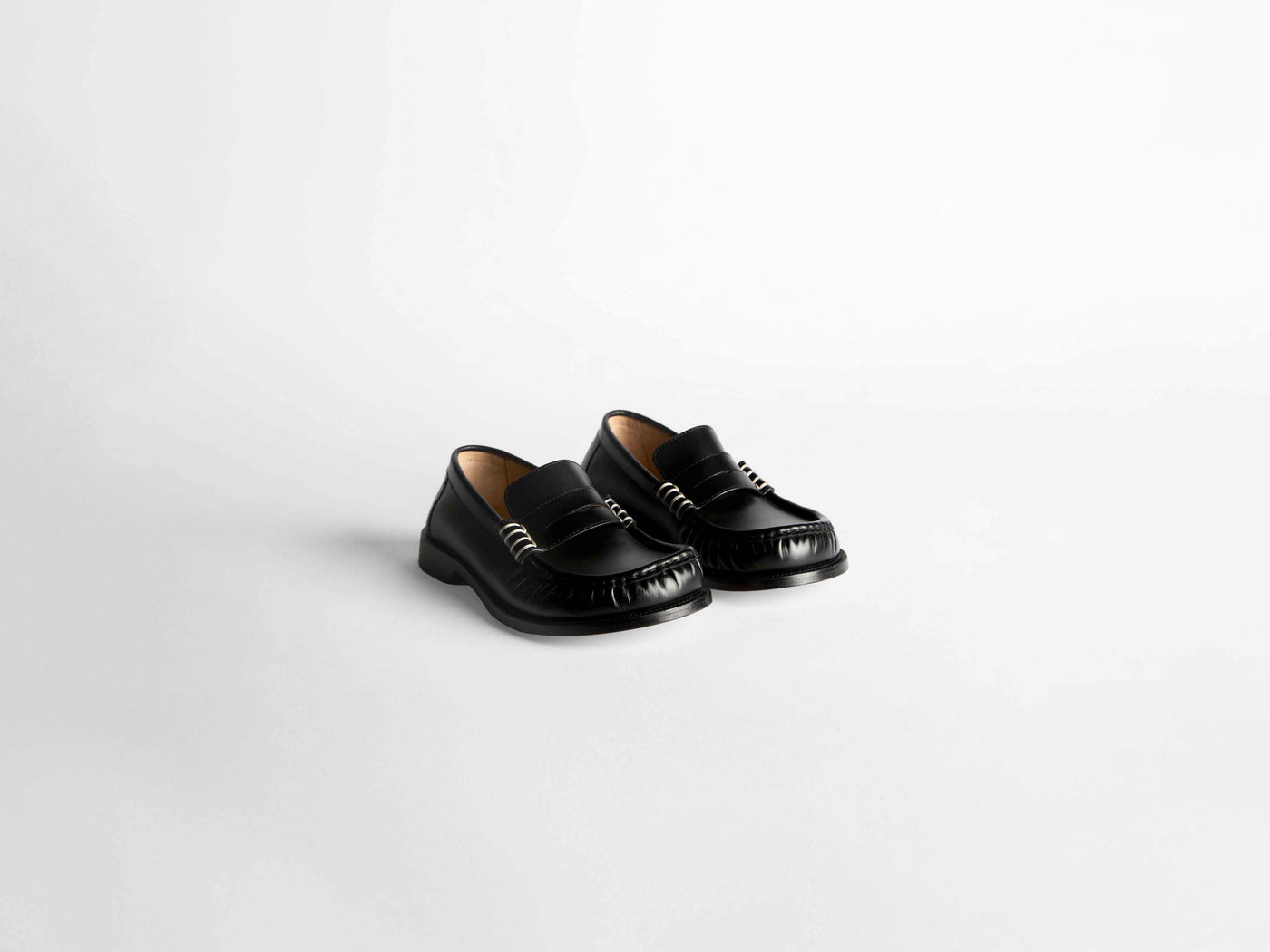loafer moccasin w black Product Angle 2