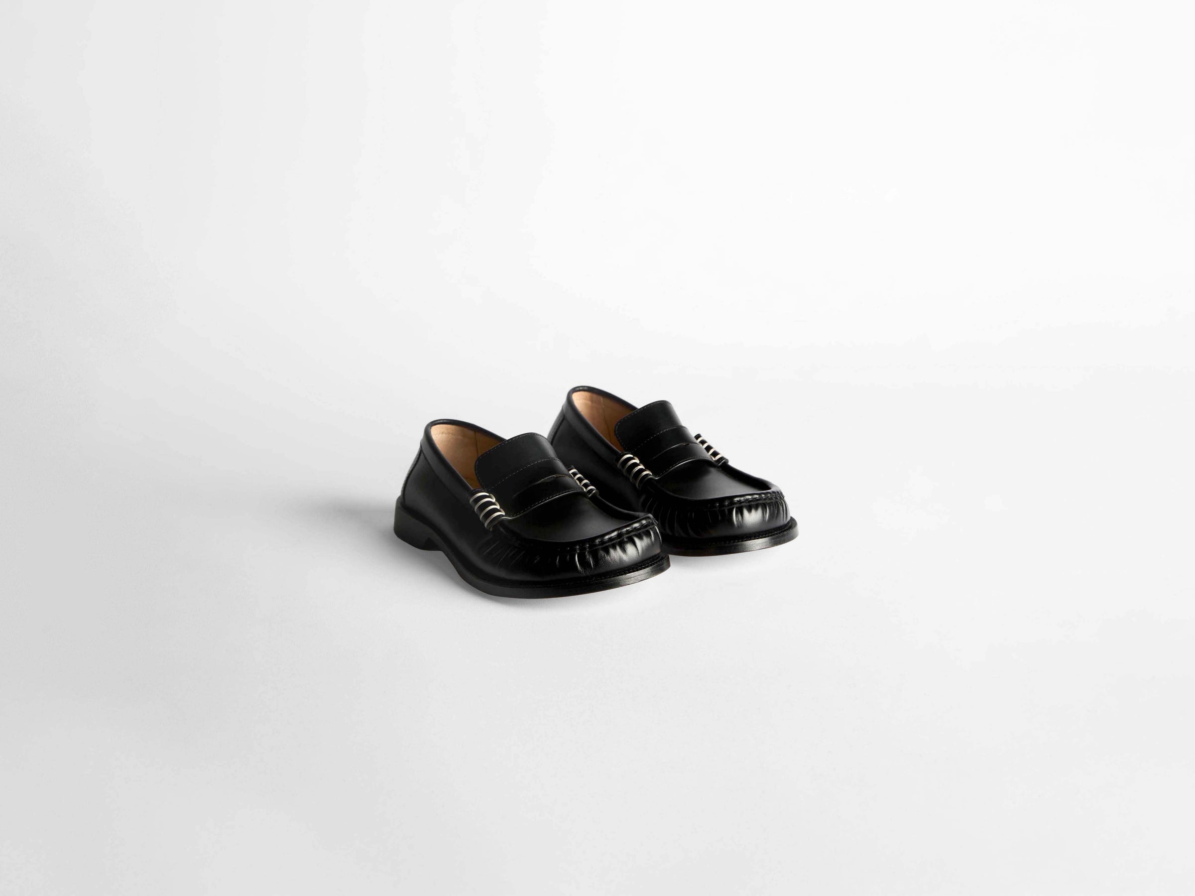 loafer moccasin w black Product Angle 2