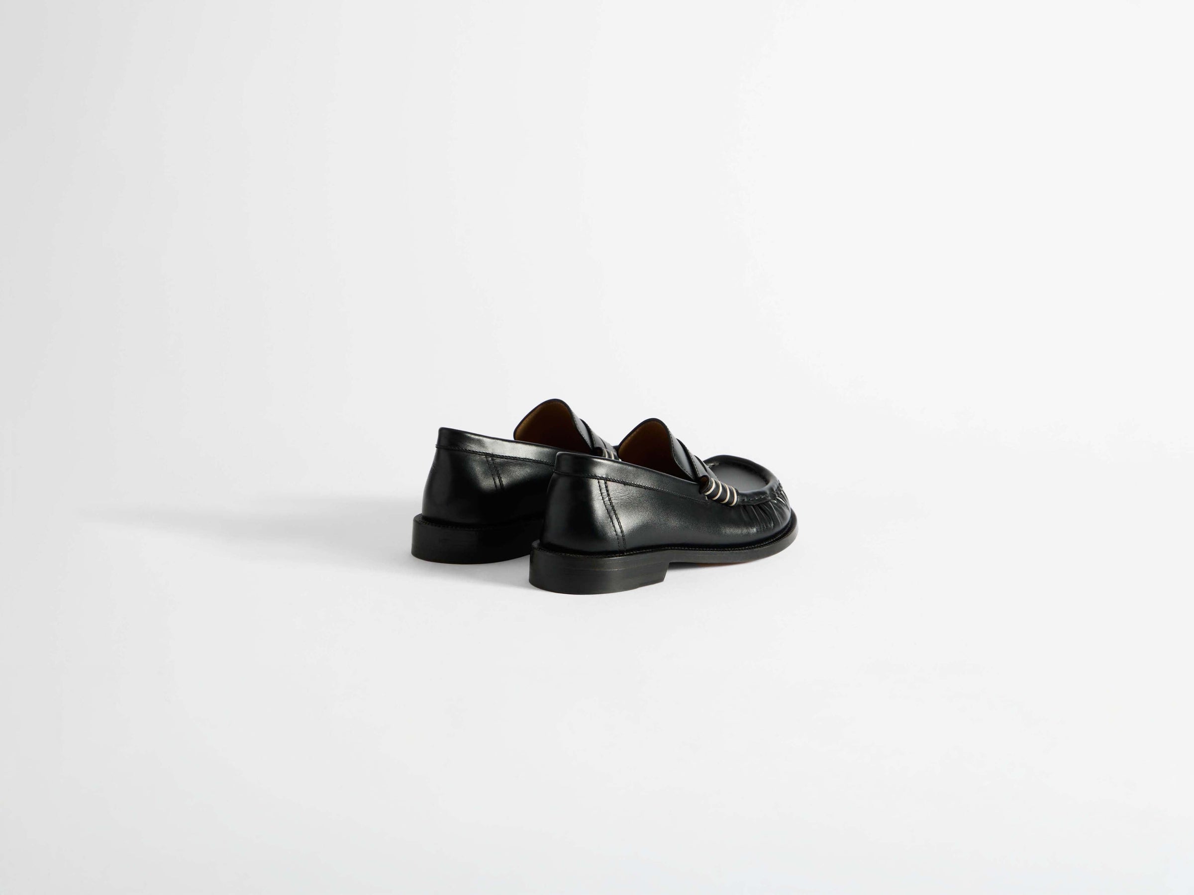 loafer moccasin w black Product Angle 4