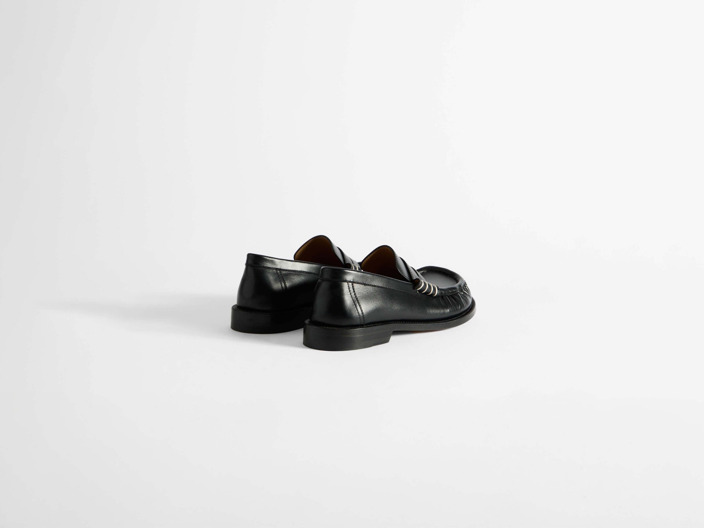 loafer moccasin m black Product Angle 3