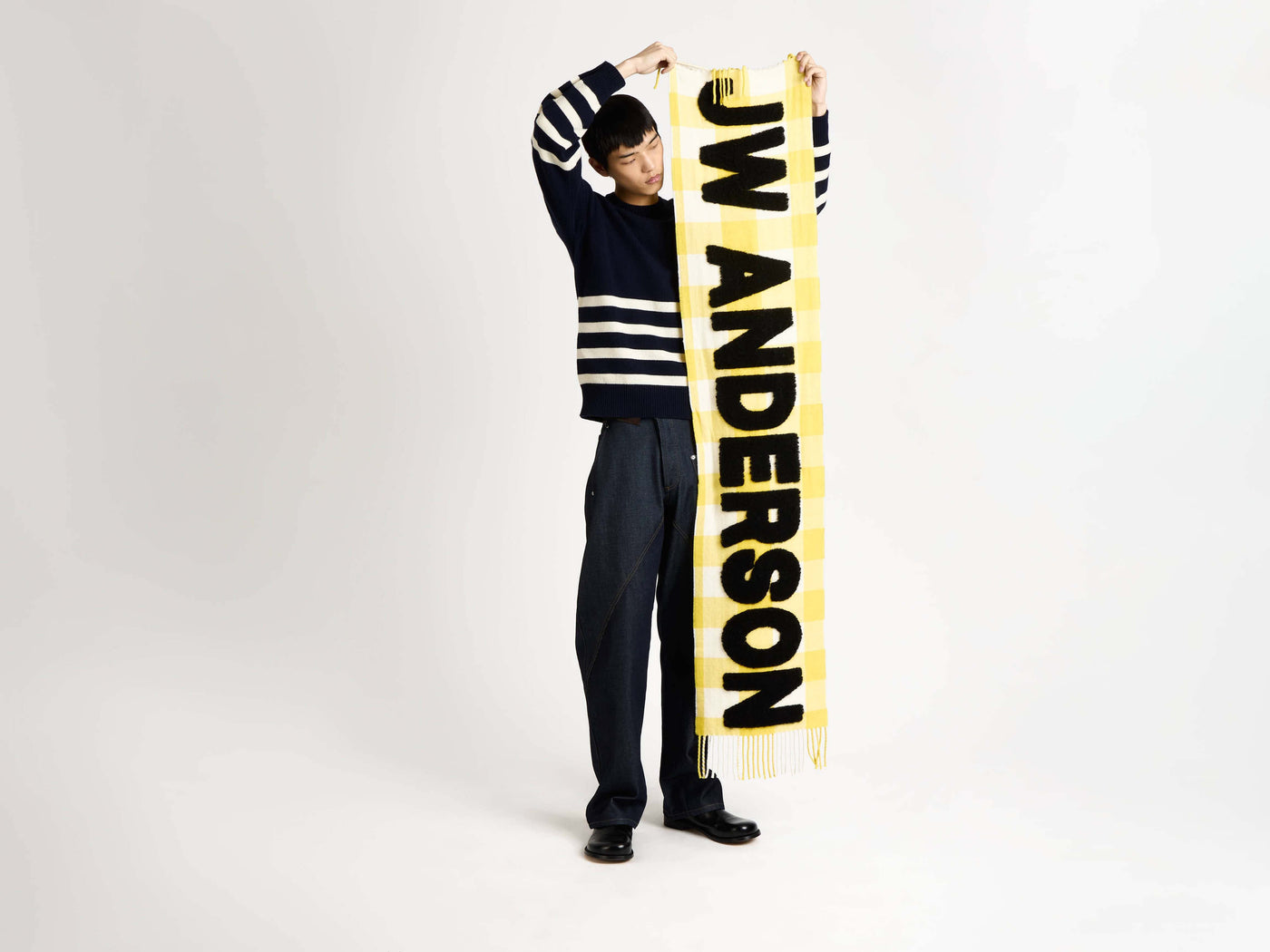 logo scarf yellow Model Detail 6