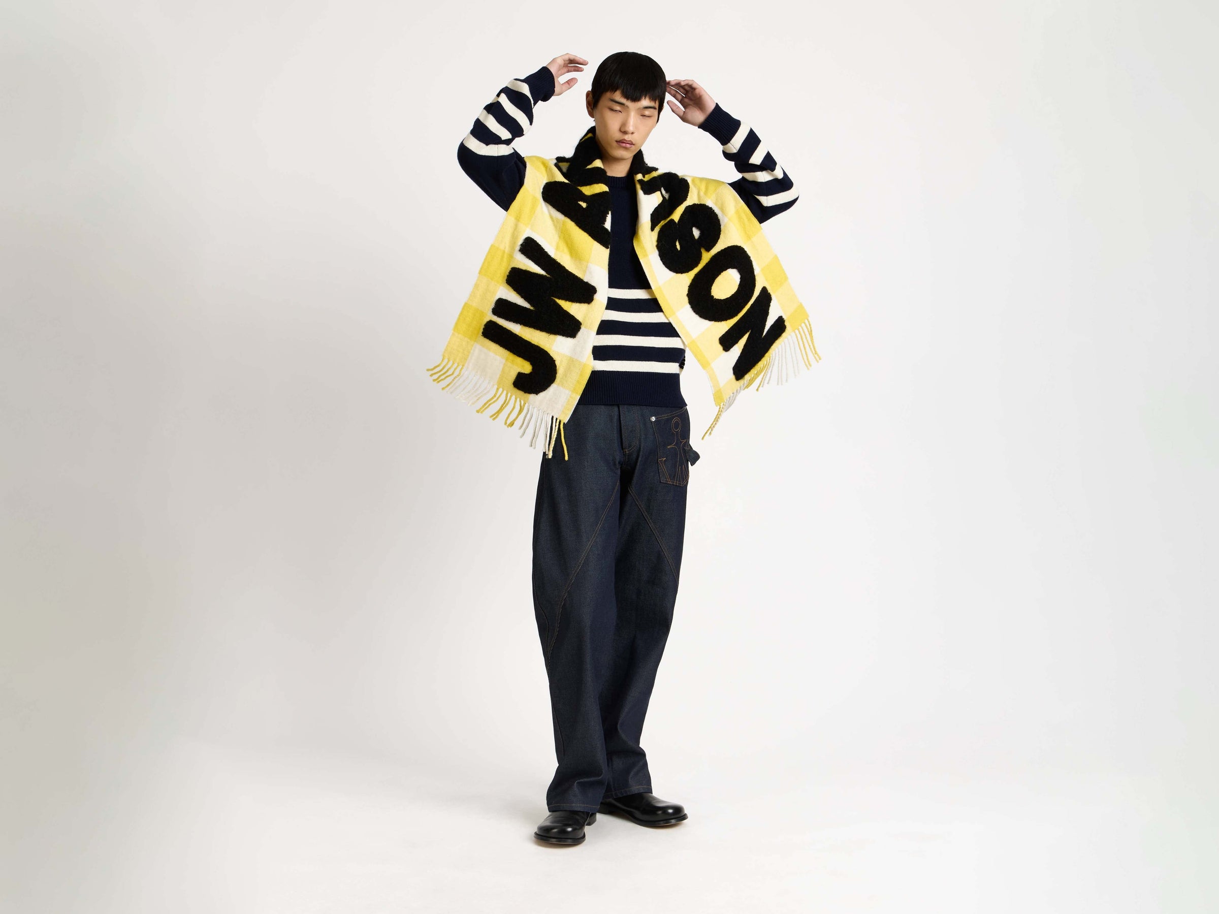 logo scarf yellow Model Detail 7