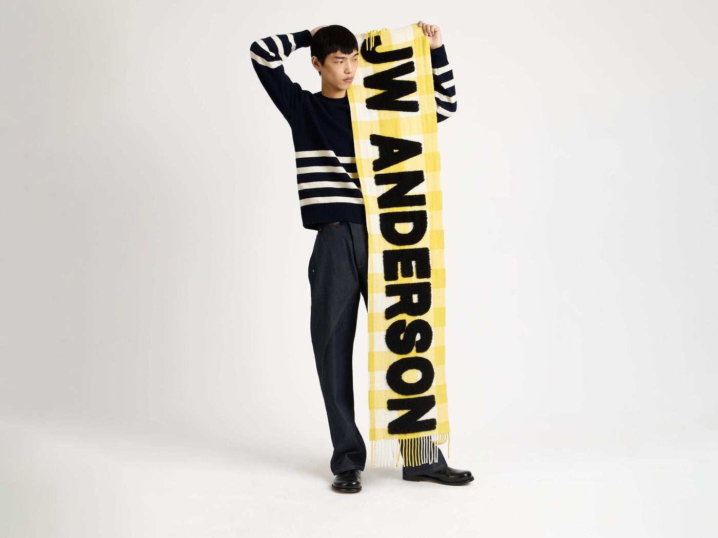 logo scarf yellow Model Detail 8