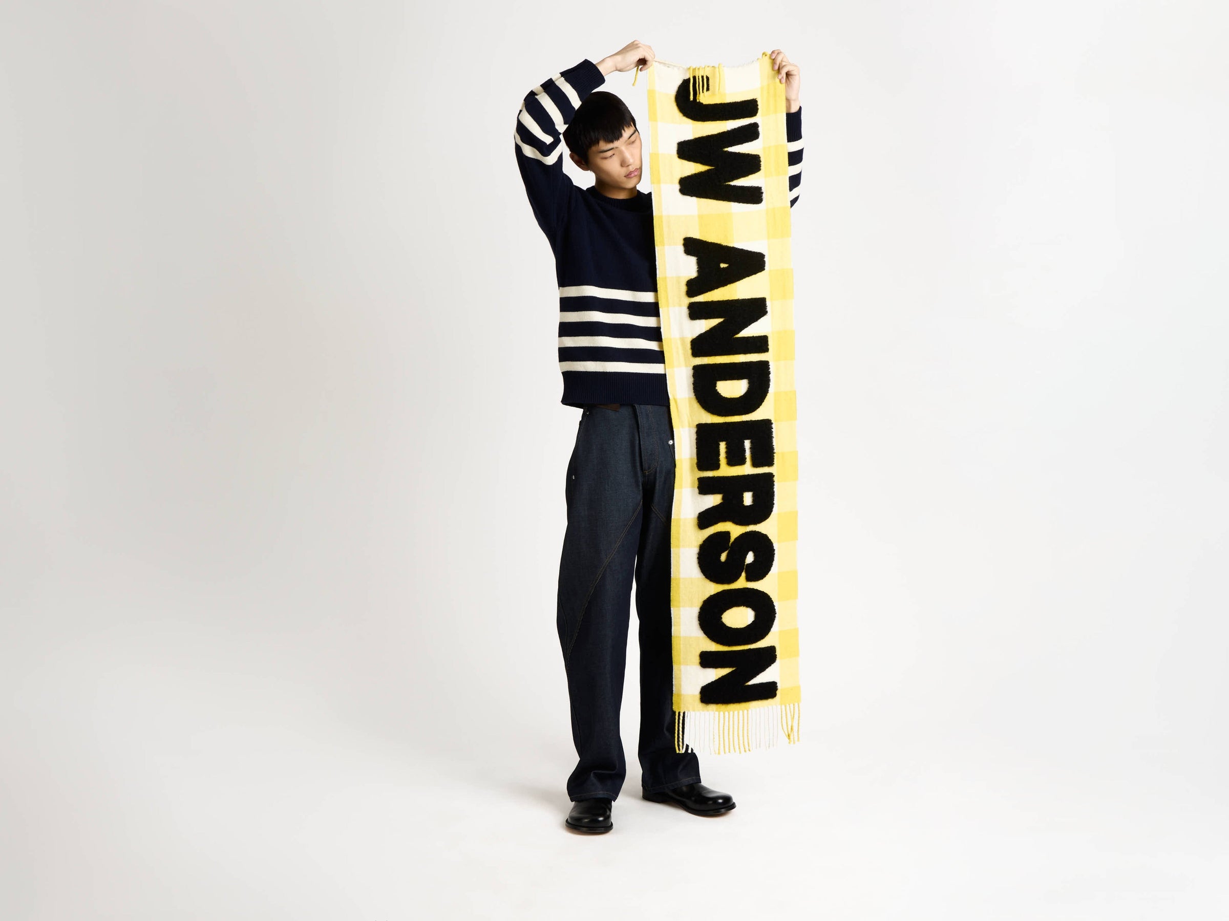 logo scarf yellow Model Look 1