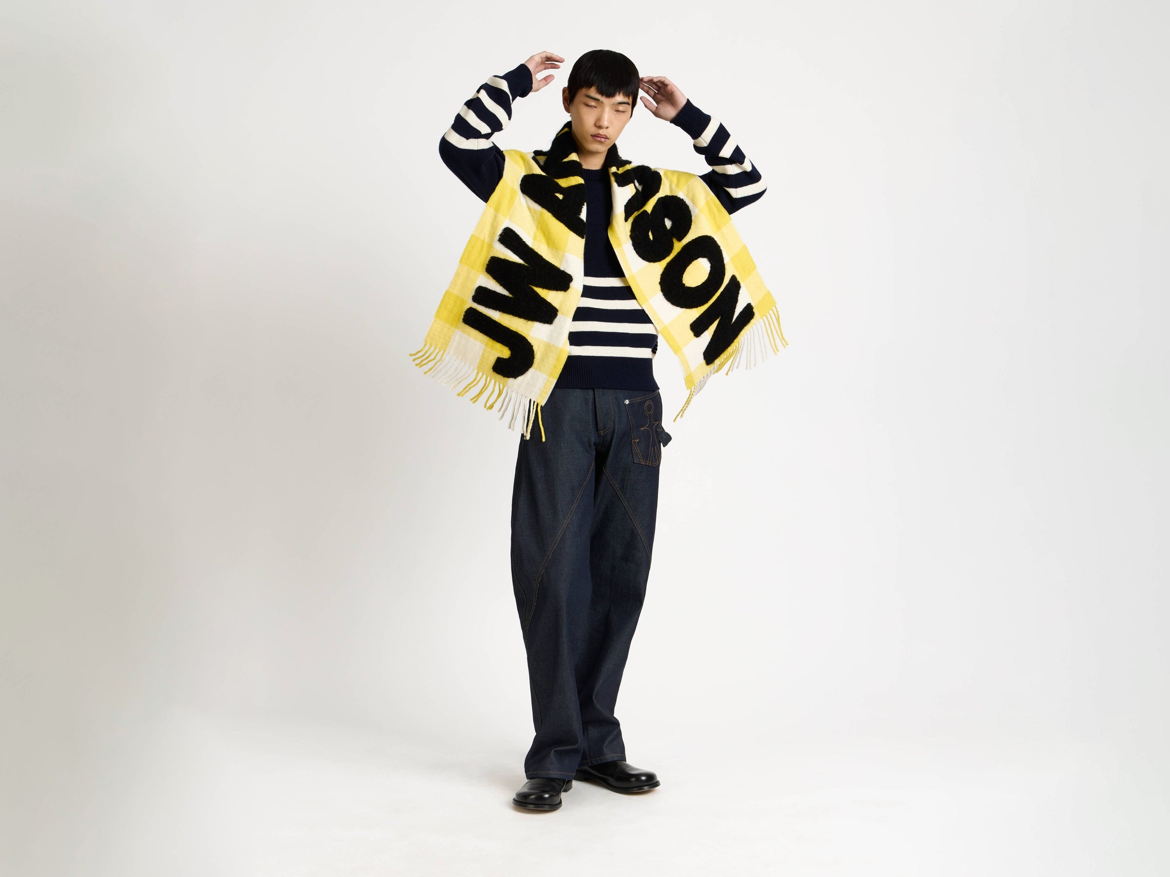 logo scarf yellow Model Look 4