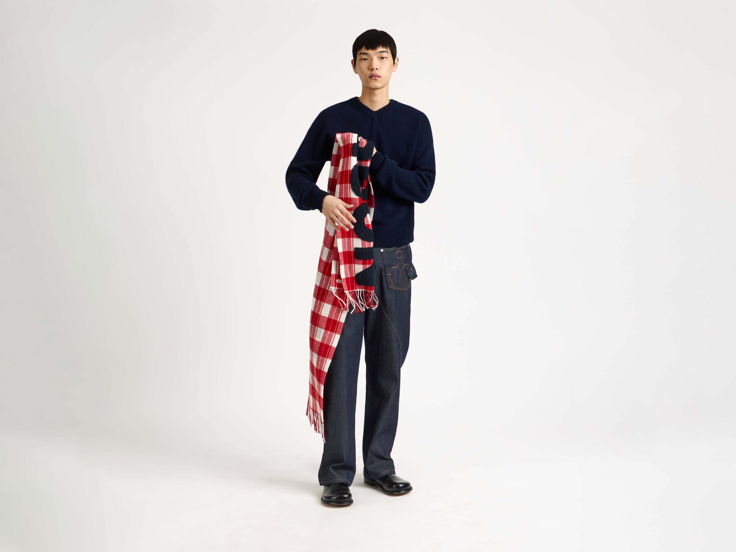 logo scarf red white Model Detail 6