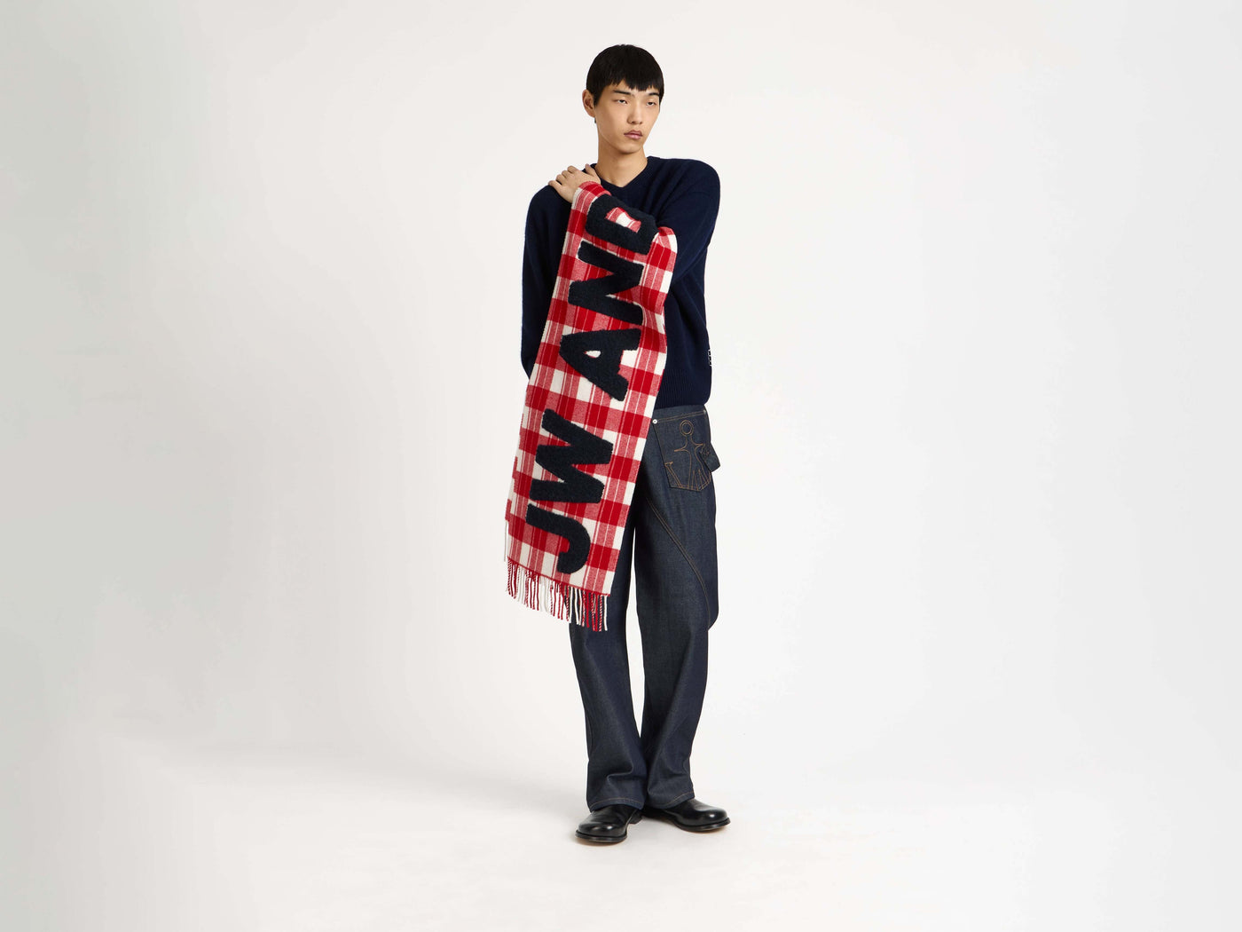 logo scarf red white Model Detail 10