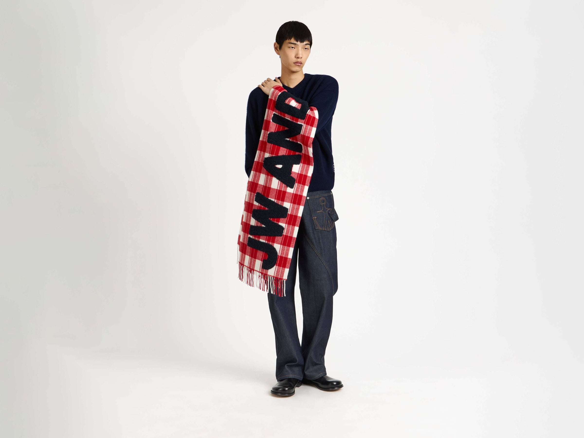 logo scarf red white Model Detail 10