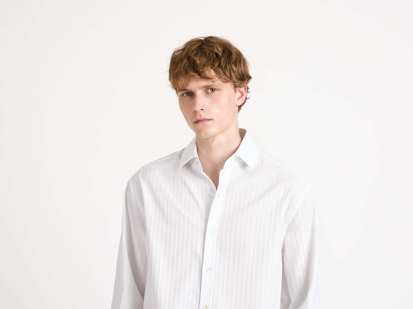 CLASSIC DRESS SHIRT IN WHITE & BLUE