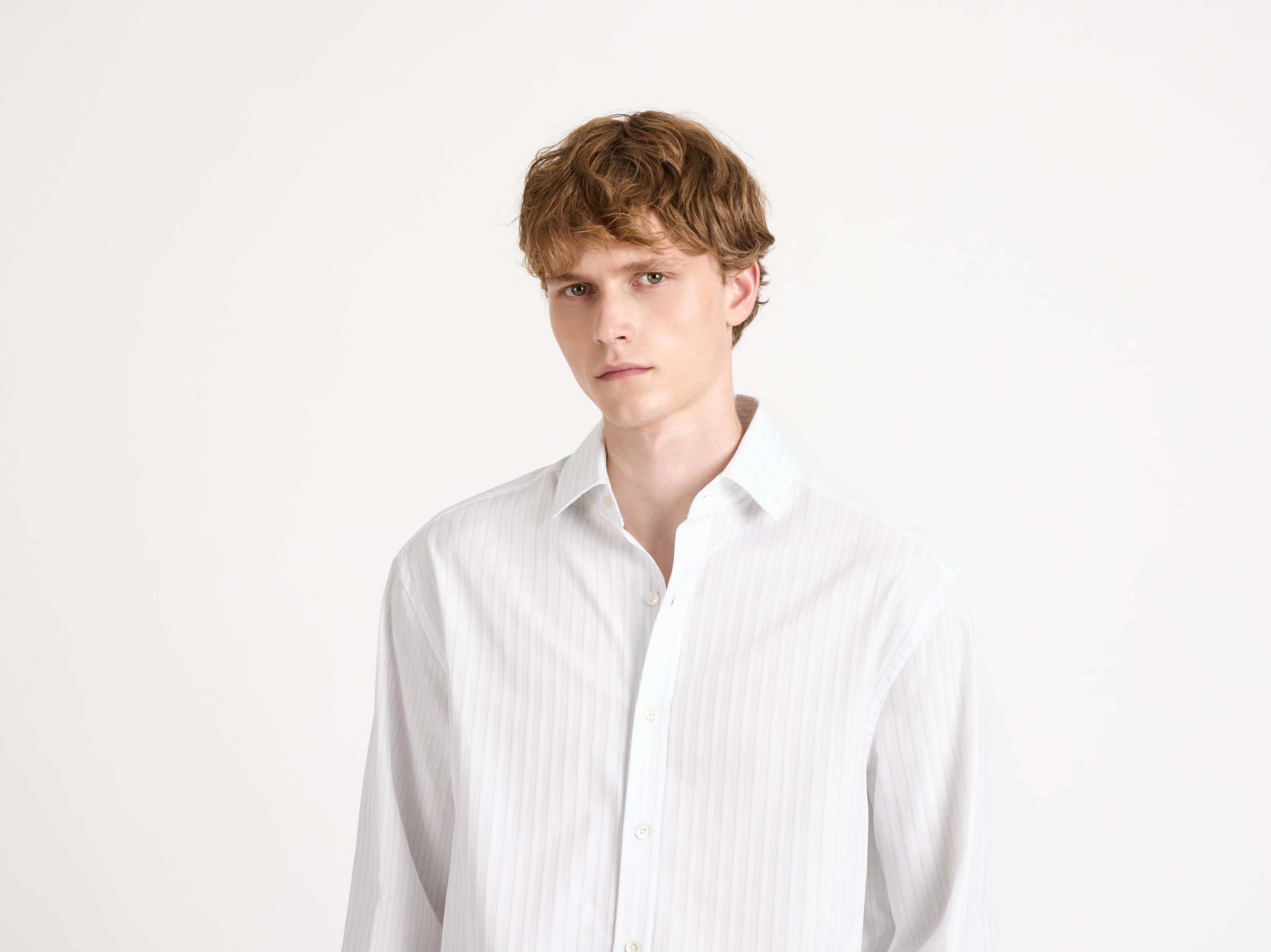 CLASSIC DRESS SHIRT IN WHITE & BLUE