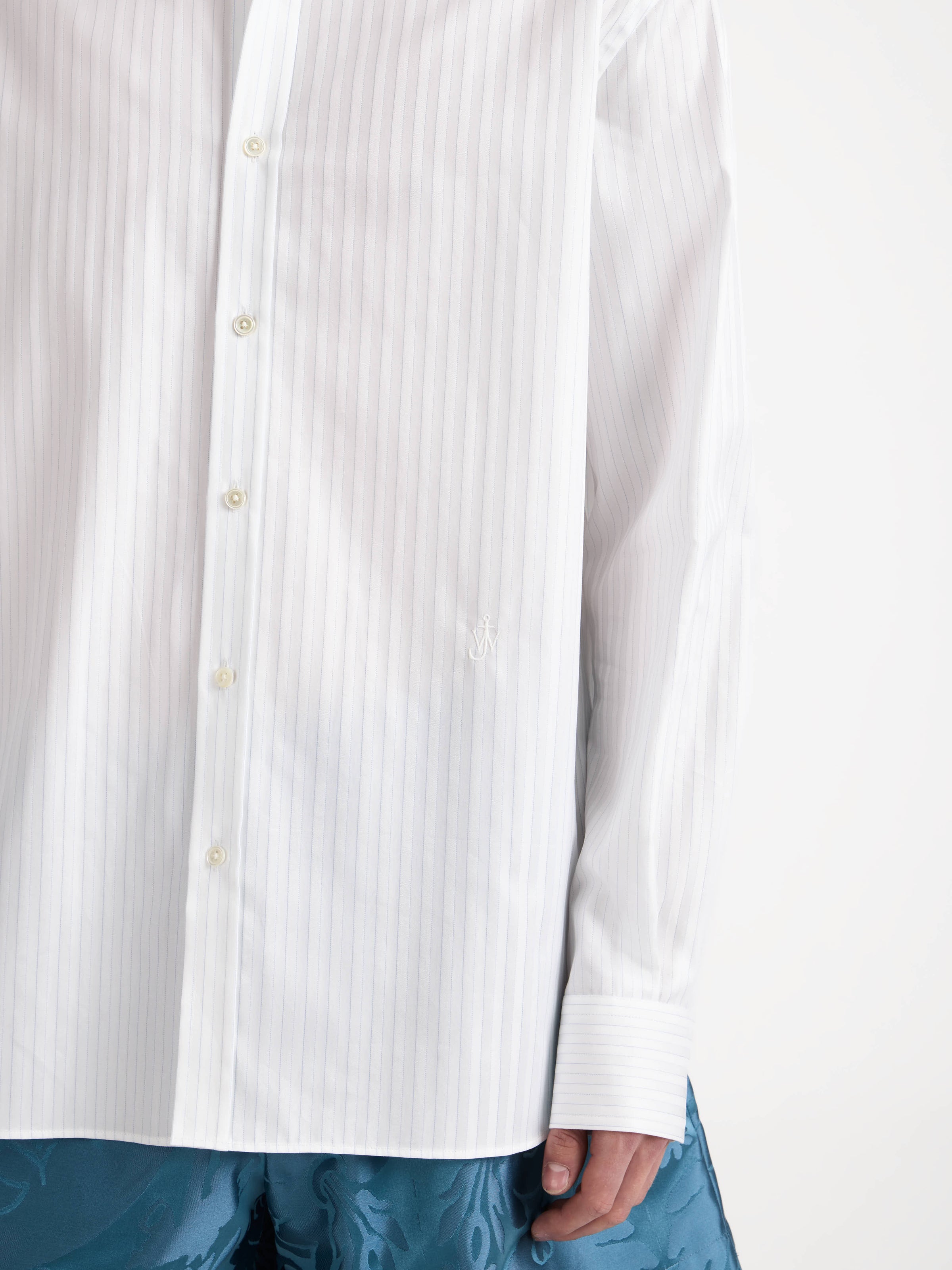CLASSIC DRESS SHIRT IN WHITE & BLUE