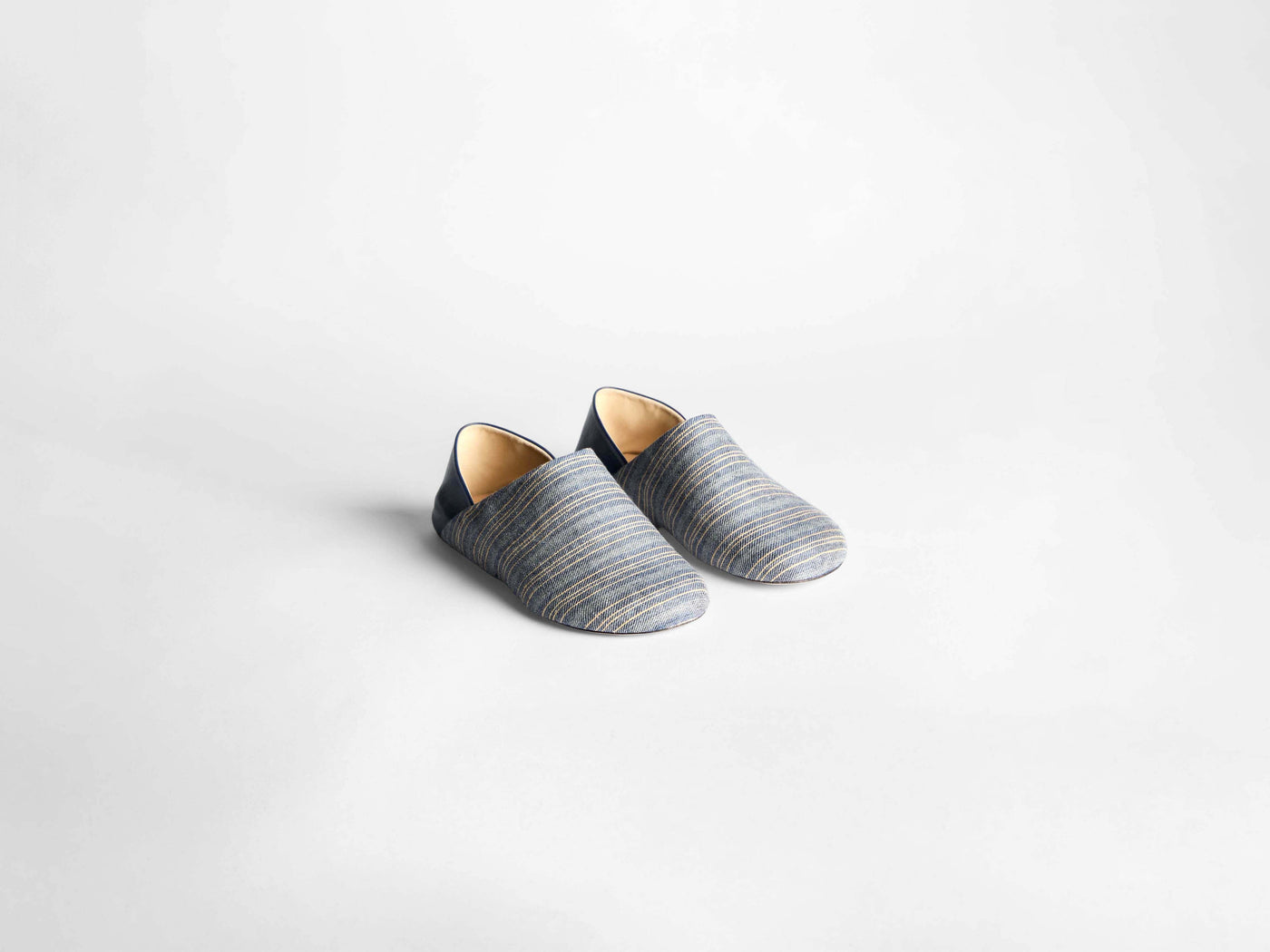 babouche w navy off white Product Angle 1