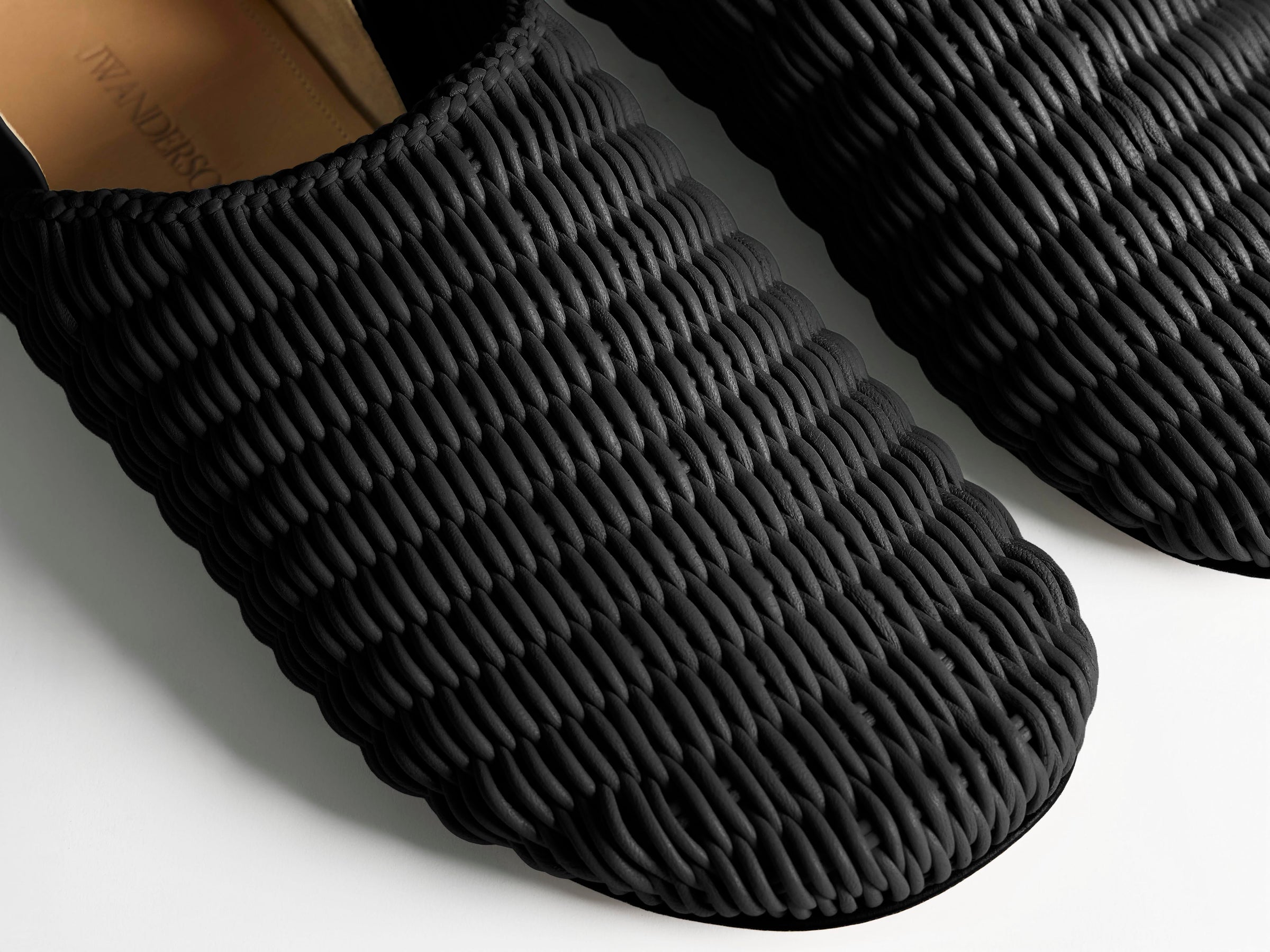 WOMENS SLIPPER MULES IN BLACK WOVEN LEATHER