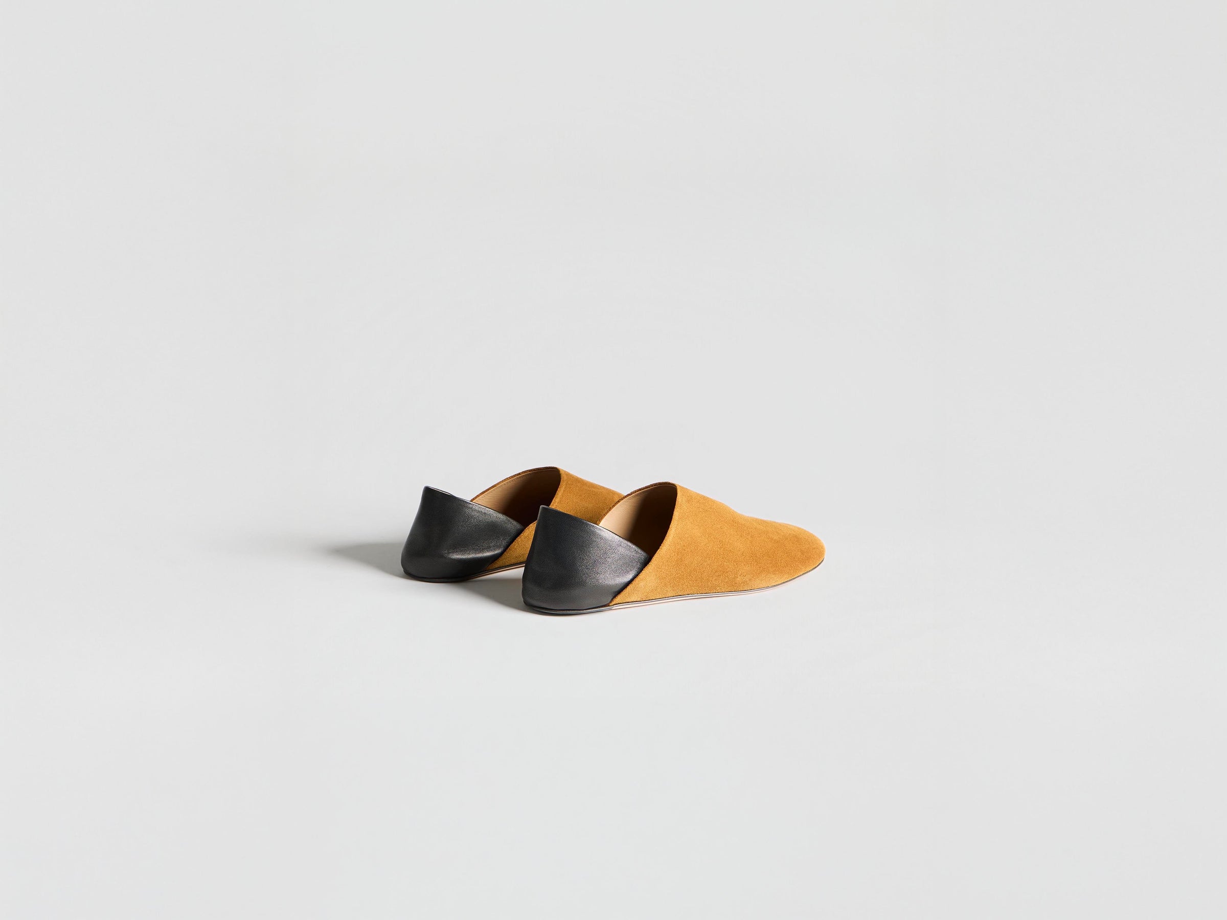 WOMENS SLIPPER MULE IN CARAMEL & BLACK
