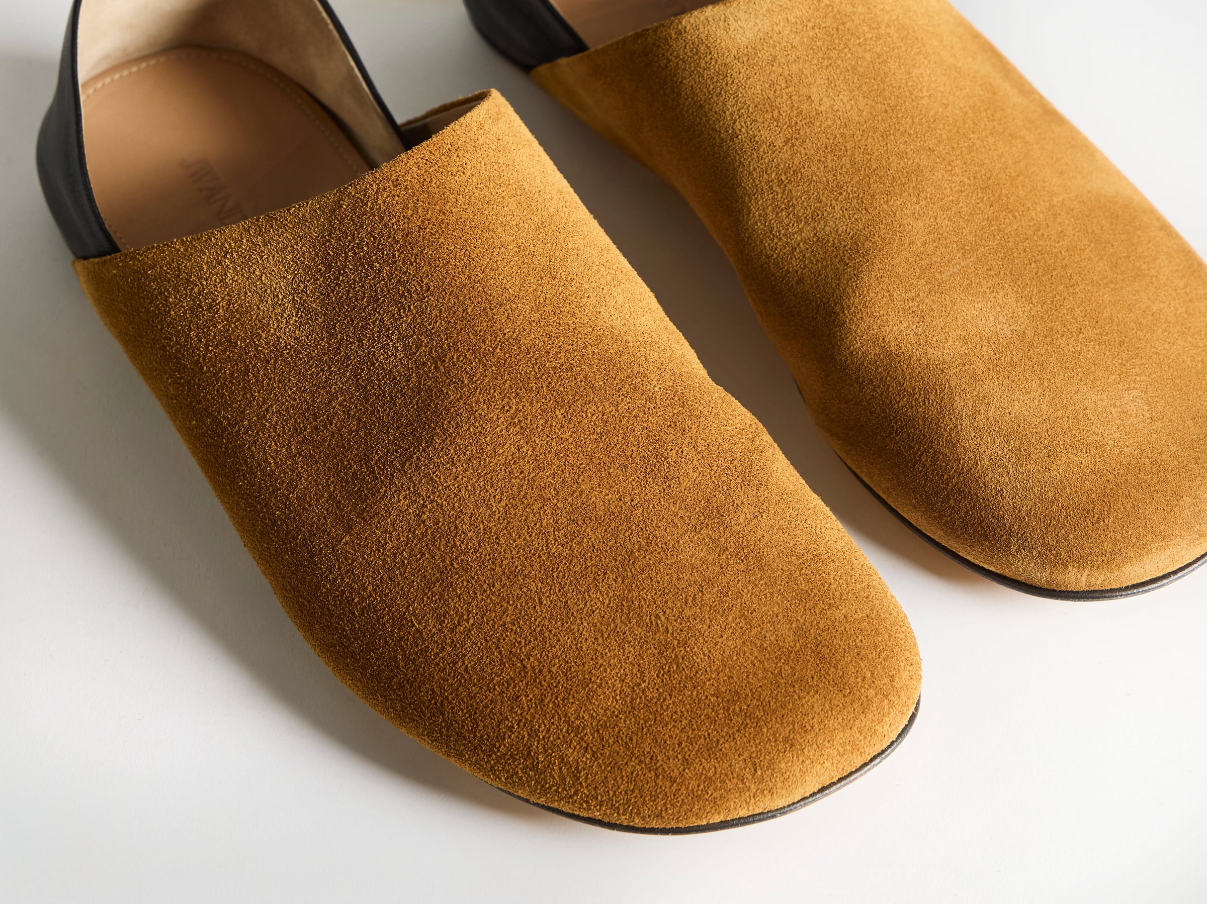 WOMENS SLIPPER MULE IN CARAMEL & BLACK
