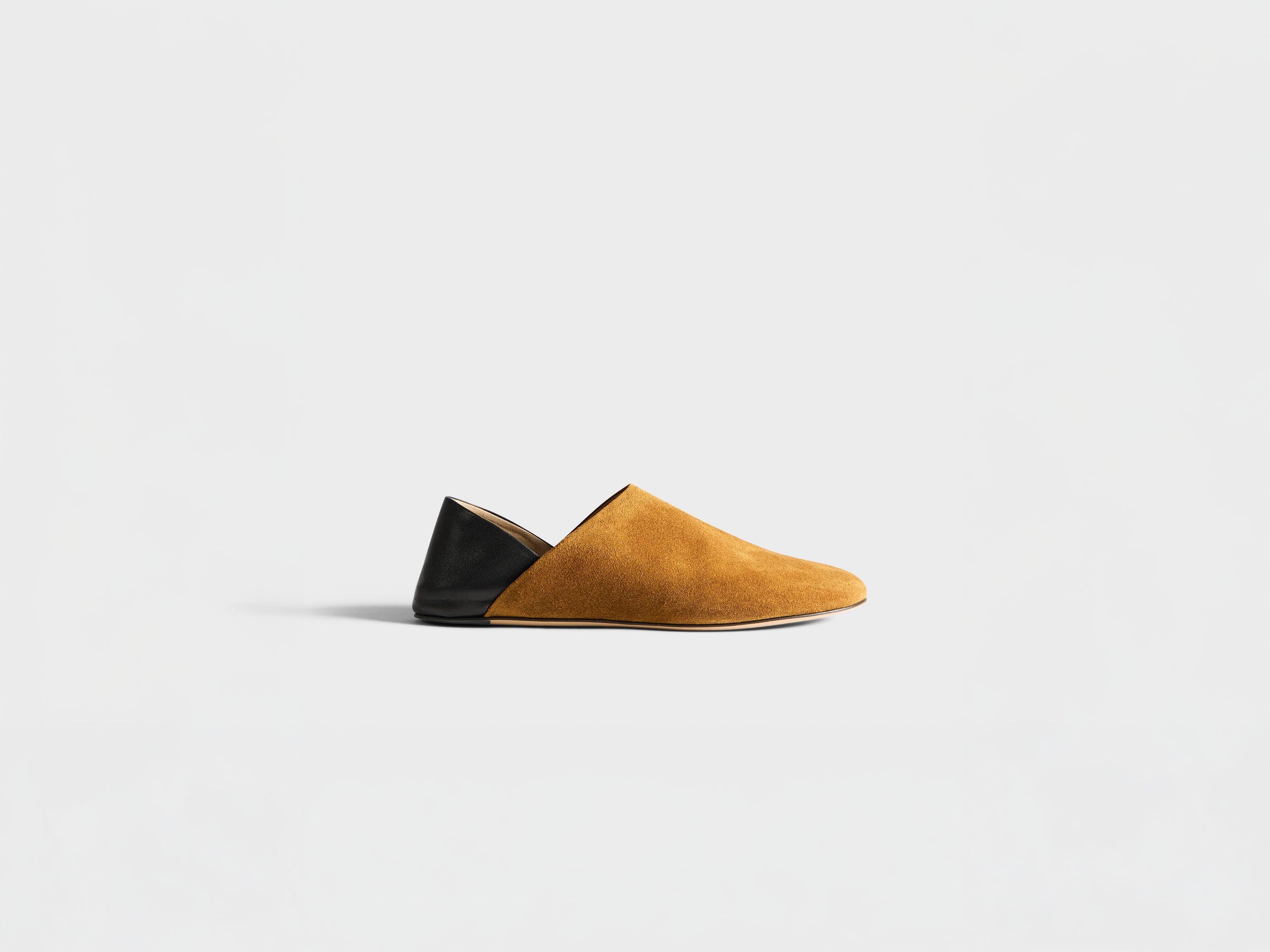 WOMENS SLIPPER MULE IN CARAMEL & BLACK