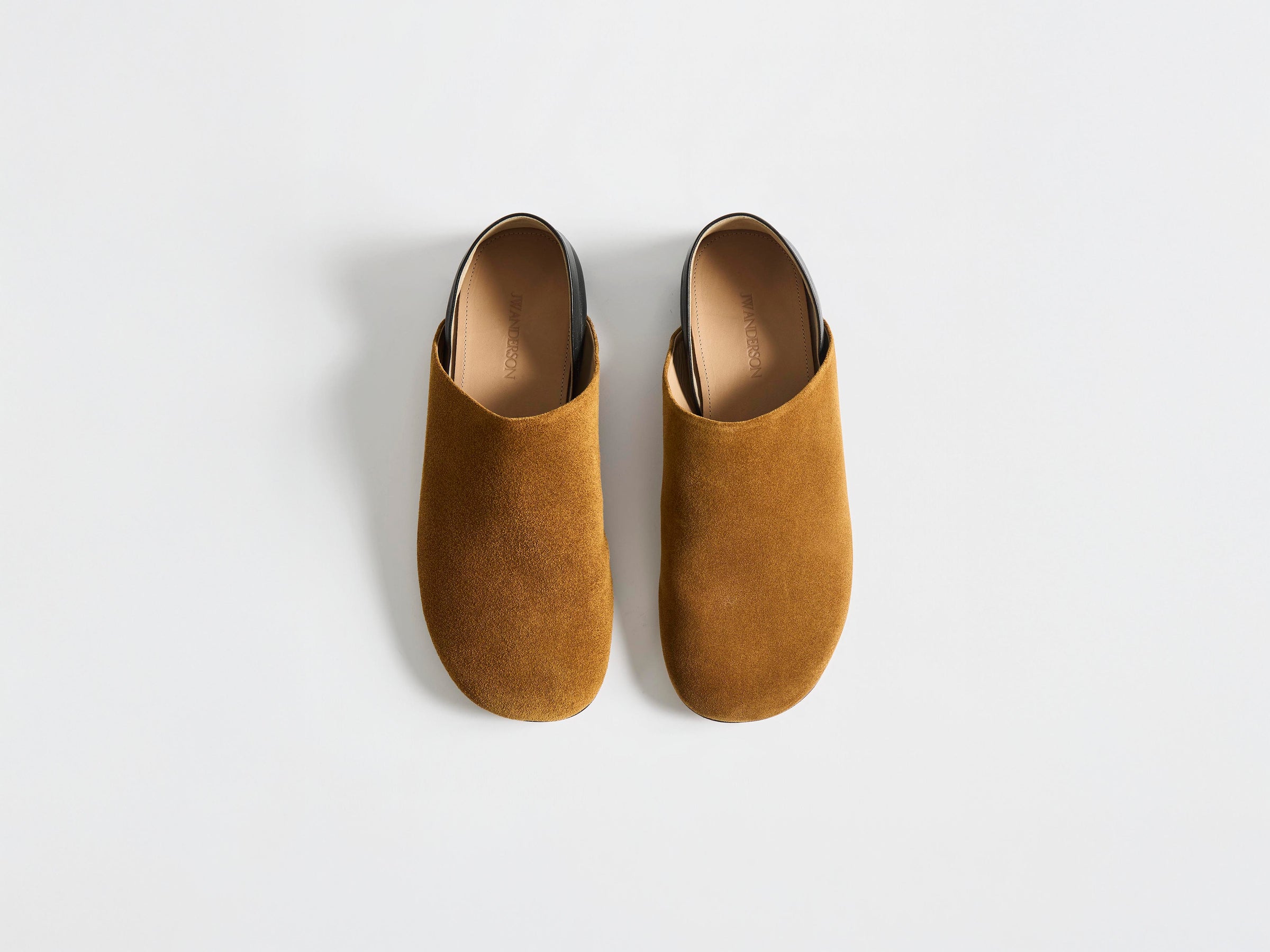 WOMENS SLIPPER MULE IN CARAMEL & BLACK