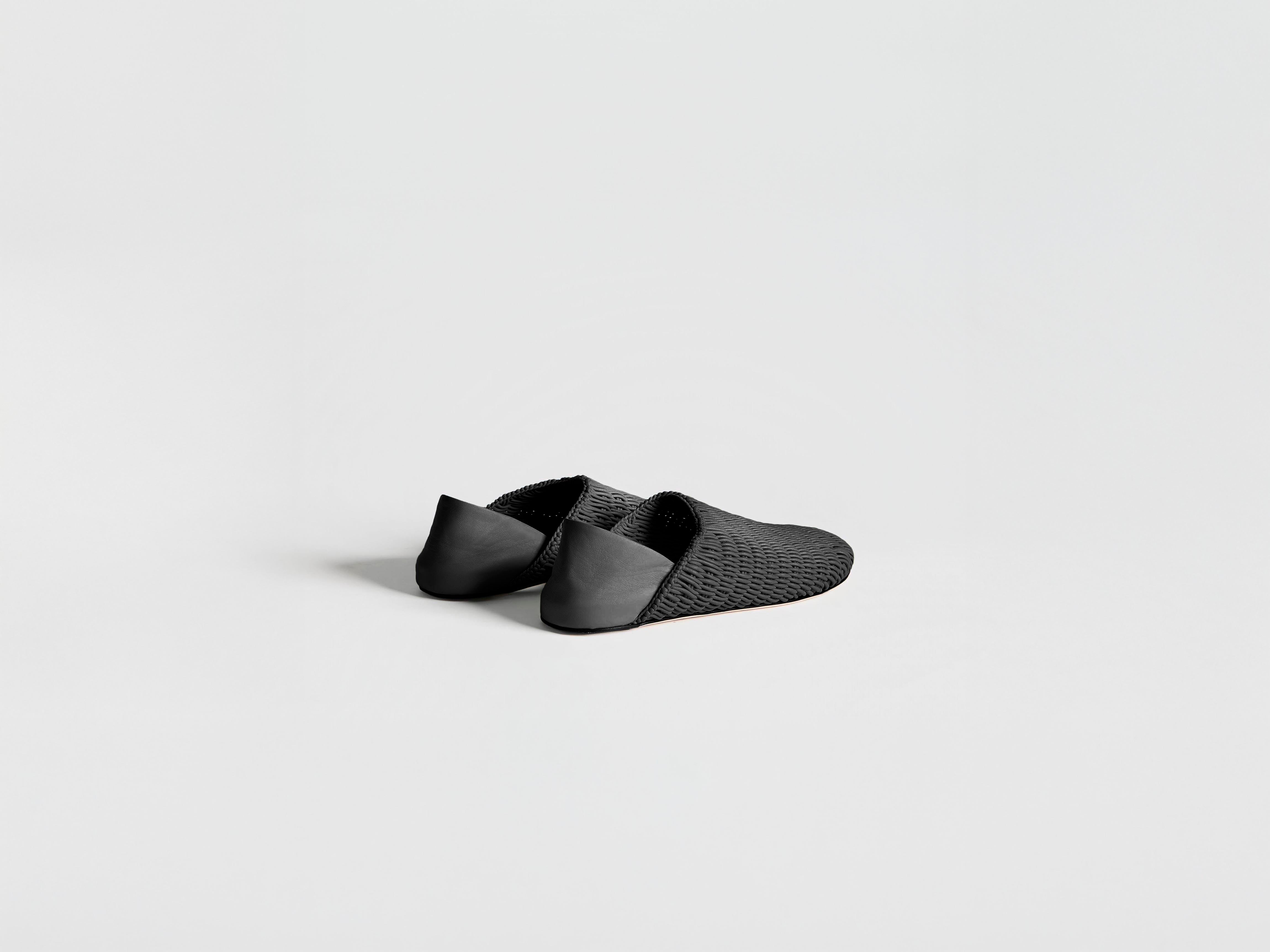MENS SLIPPER MULES IN BLACK WOVEN LEATHER in BLACK